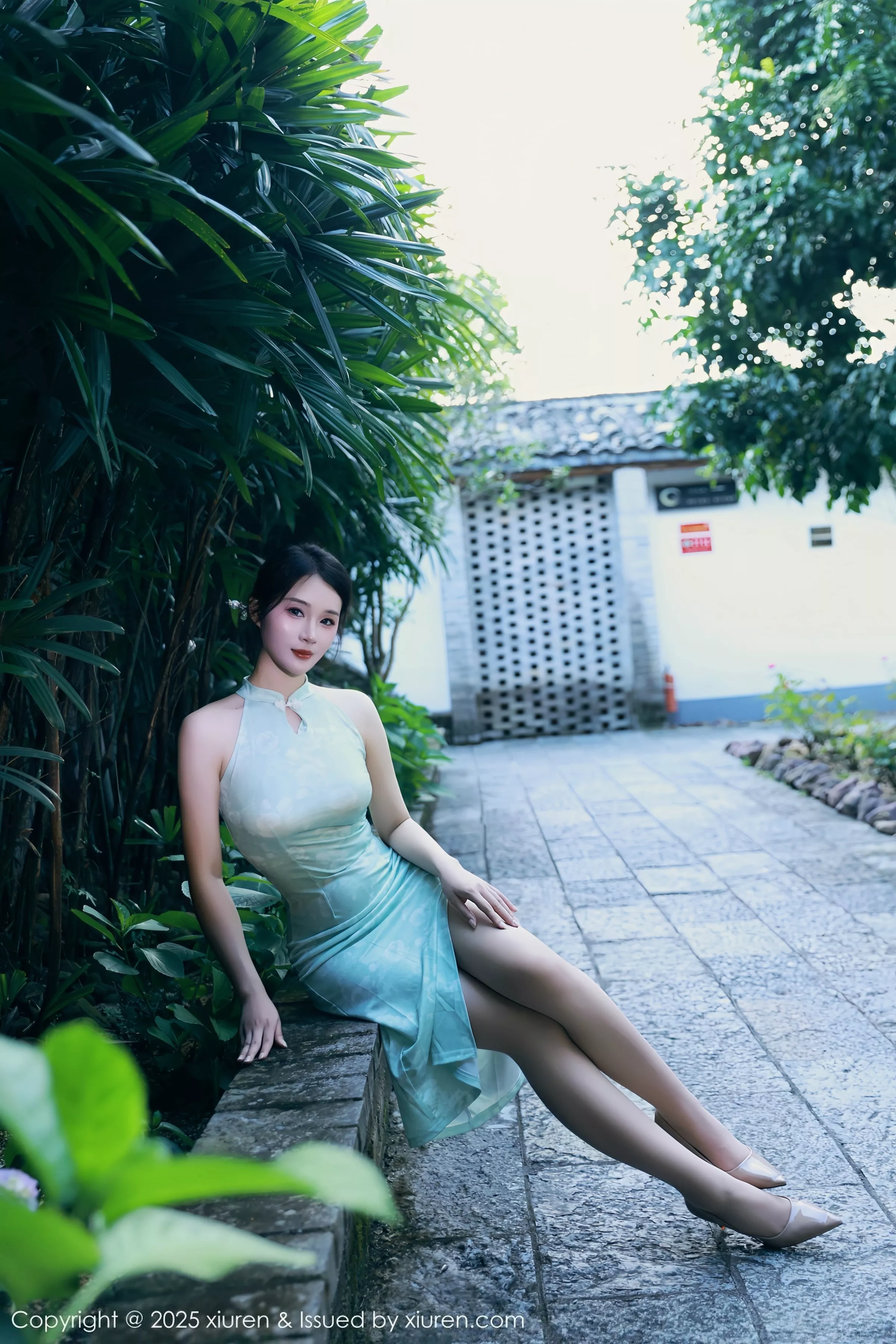 [[XiuRen秀人网]秀人网]No.10538_模特南乔性感浅绿色旗袍服饰配超薄无内肉丝秀完美身材诱惑写真84P