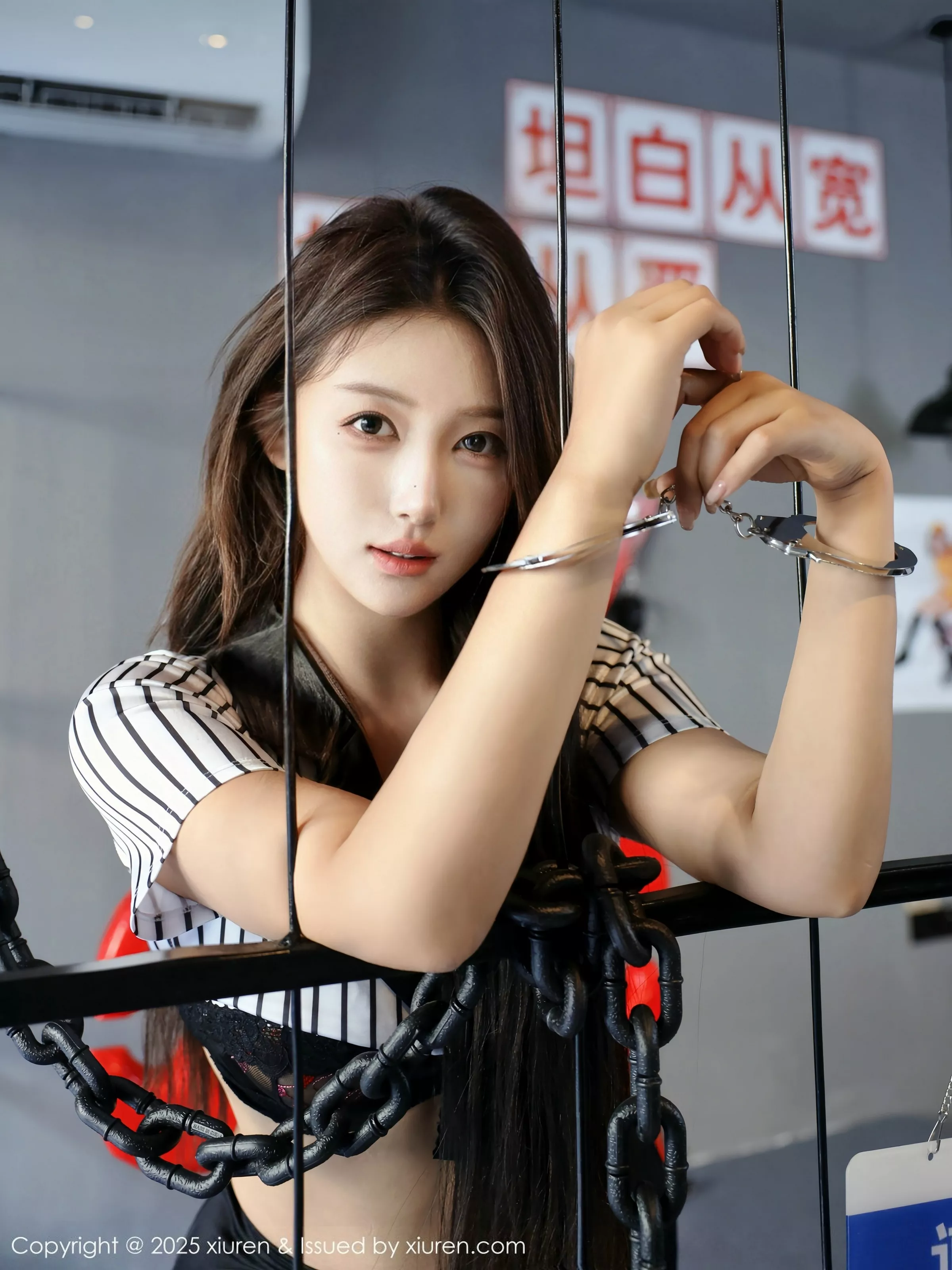 [[XiuRen秀人网]秀人网]No.10541_模特梨霜儿性感COS女战警制服露黑色内衣秀凹凸身材诱惑写真80P