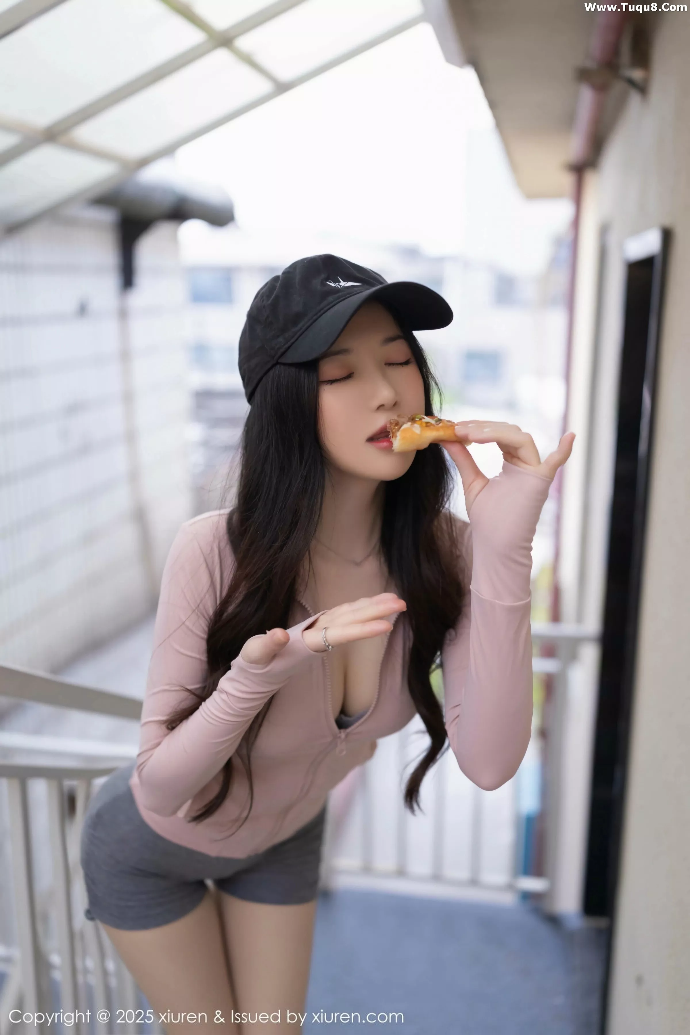 [[XiuRen秀人网]秀人网]No.10542_模特鱼子酱Fish粉色上衣配灰短裙露灰色内衣秀曼妙身材诱惑写真80P