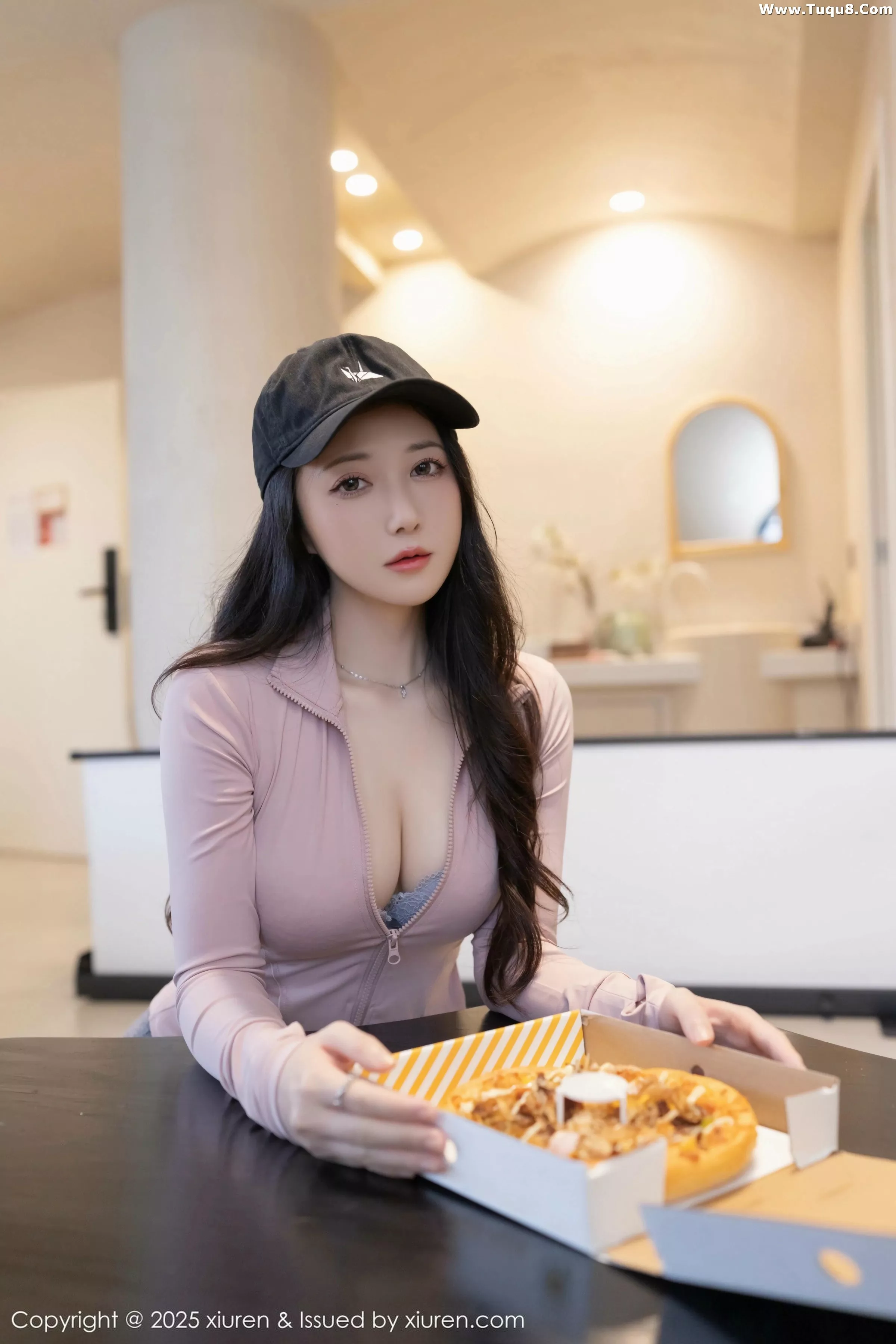 [[XiuRen秀人网]秀人网]No.10542_模特鱼子酱Fish粉色上衣配灰短裙露灰色内衣秀曼妙身材诱惑写真80P