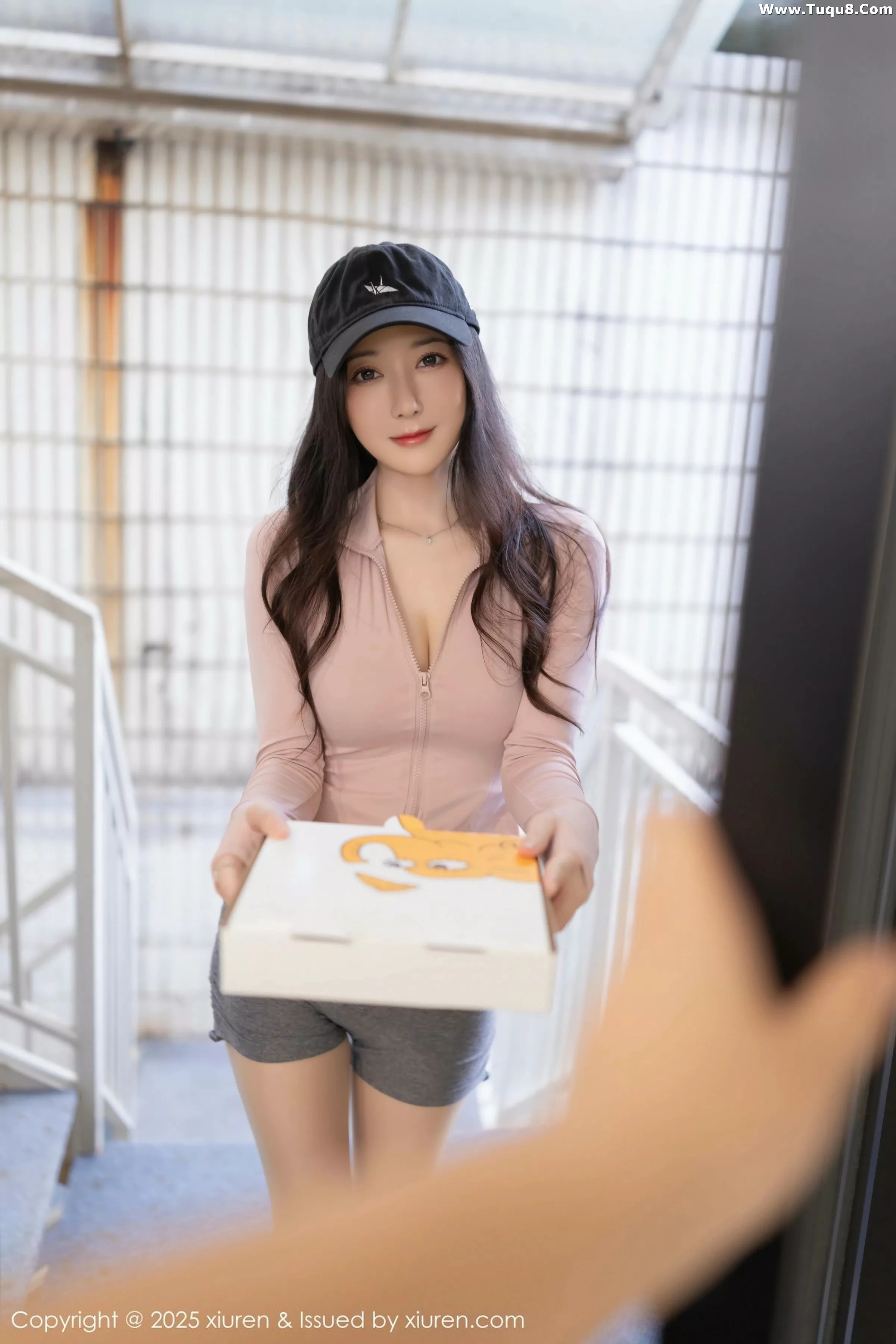 [[XiuRen秀人网]秀人网]No.10542_模特鱼子酱Fish粉色上衣配灰短裙露灰色内衣秀曼妙身材诱惑写真80P