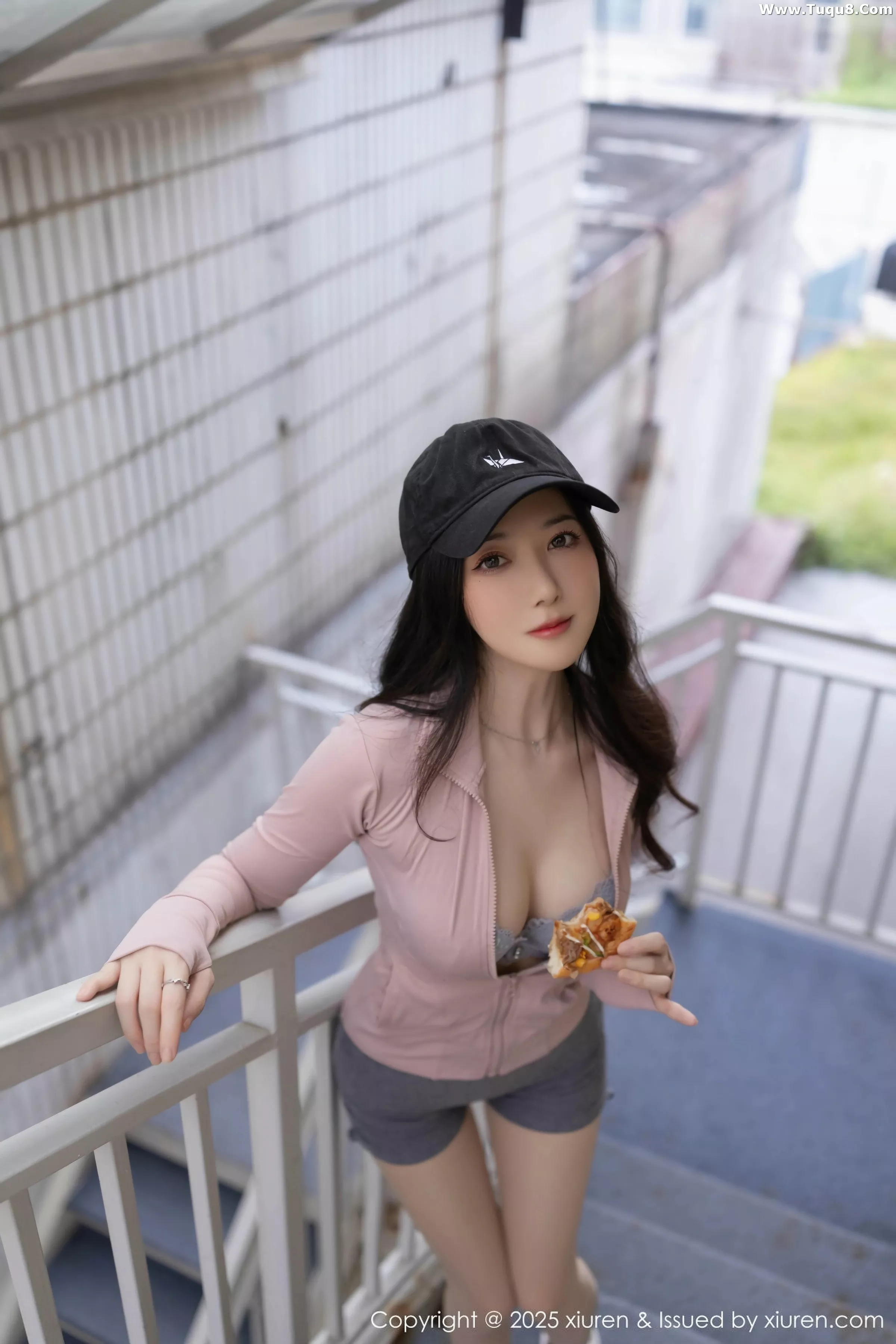 [[XiuRen秀人网]秀人网]No.10542_模特鱼子酱Fish粉色上衣配灰短裙露灰色内衣秀曼妙身材诱惑写真80P