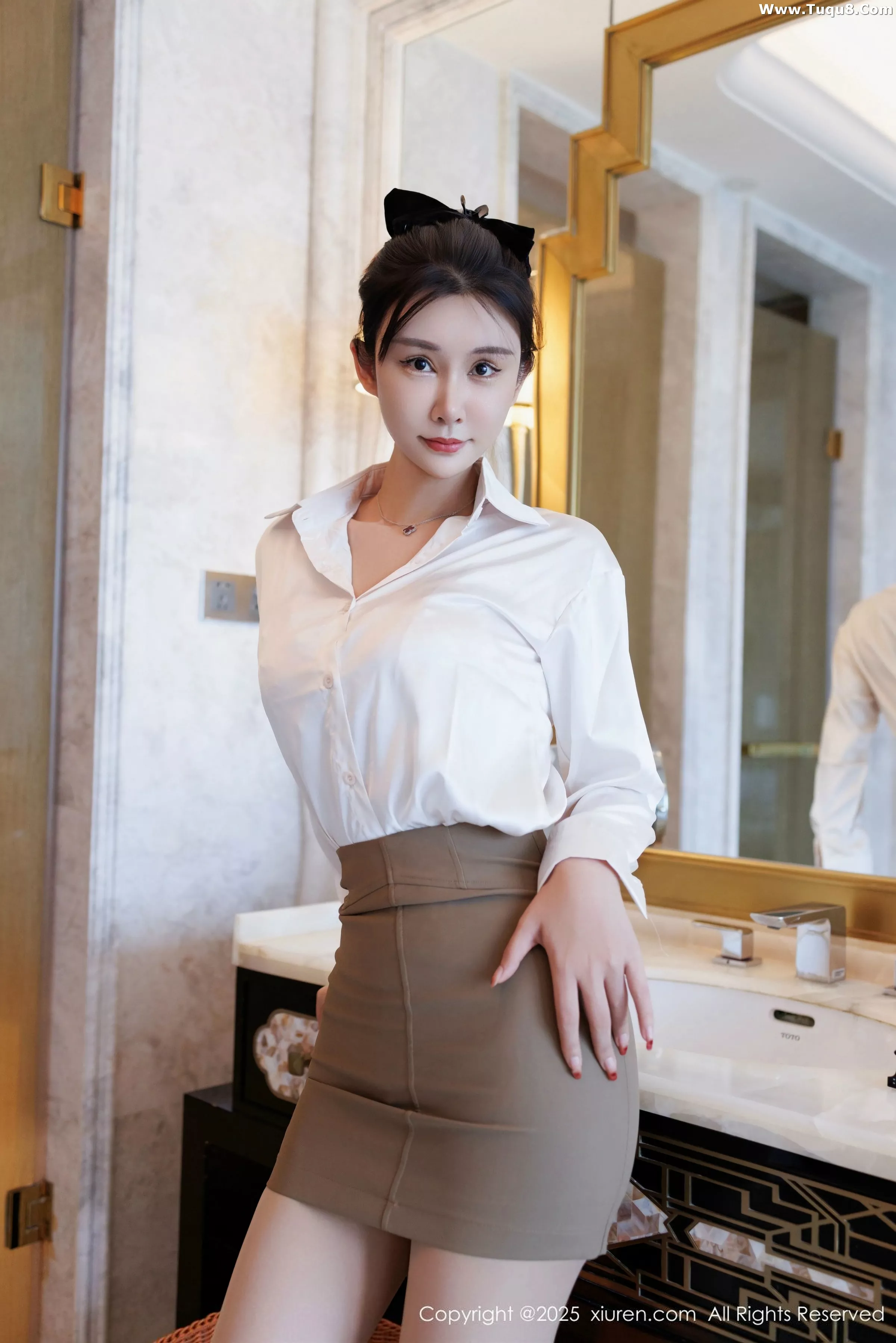 [[XiuRen秀人网]秀人网]No.10543_模特艺艺yiyi性感白色衬衫露白色内衣配超薄肉丝秀美腿诱惑写真49P