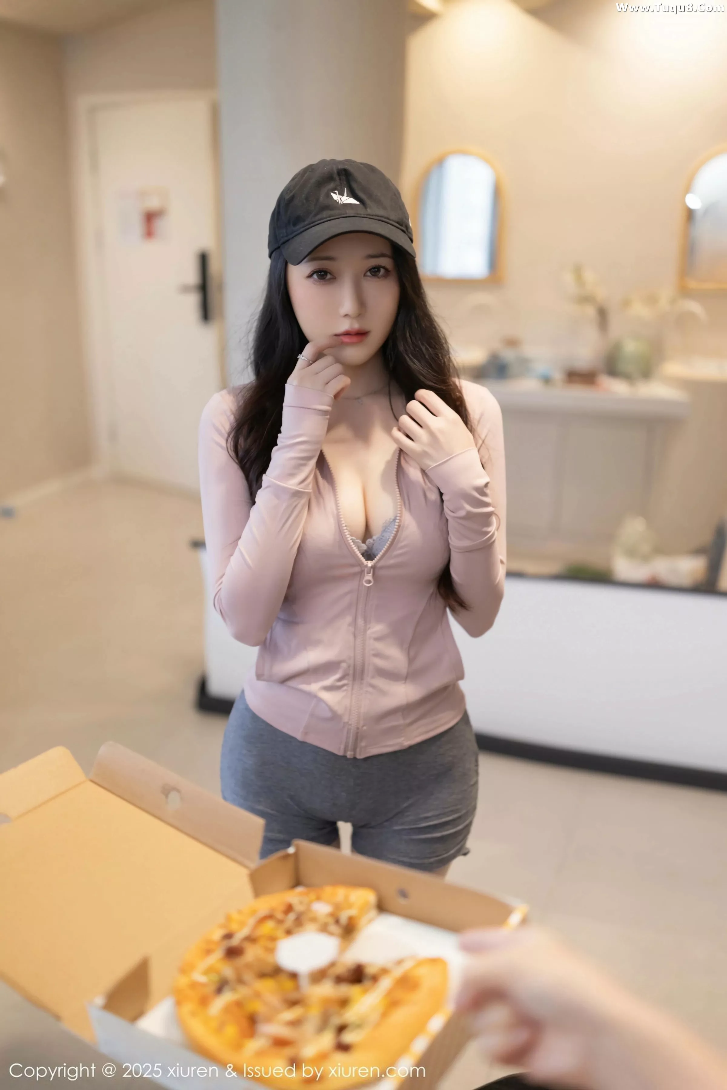 [[XiuRen秀人网]秀人网]No.10542_模特鱼子酱Fish粉色上衣配灰短裙露灰色内衣秀曼妙身材诱惑写真80P