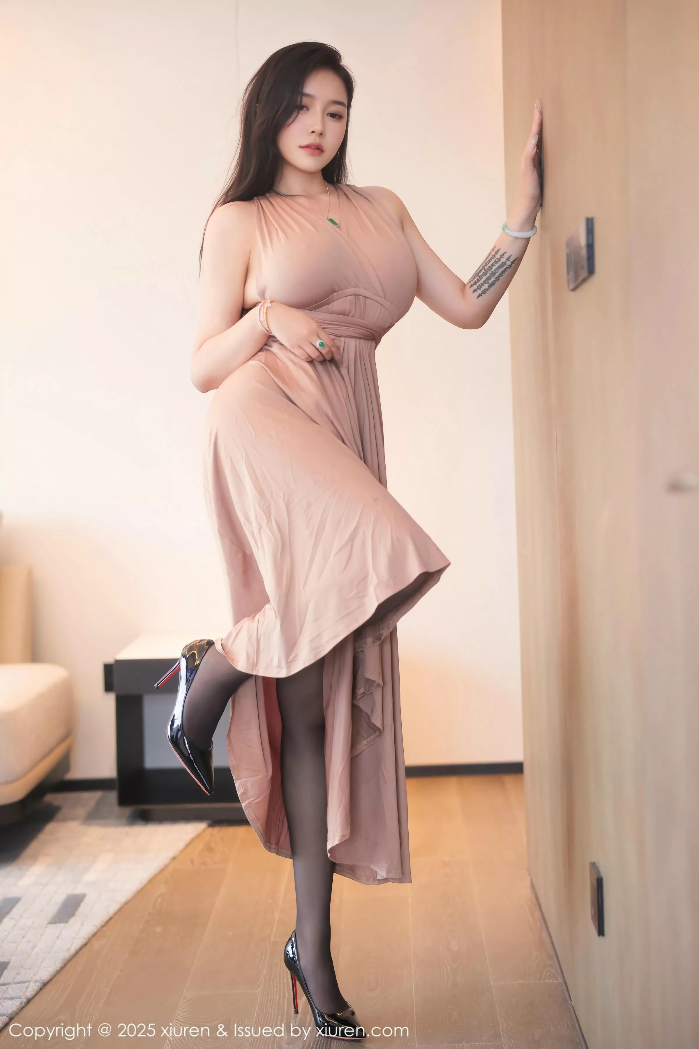 [[XiuRen秀人网]秀人网]No.10432_模特娜比性感暖灰色长裙配超薄无内黑丝秀凹凸身材撩人诱惑写真87P