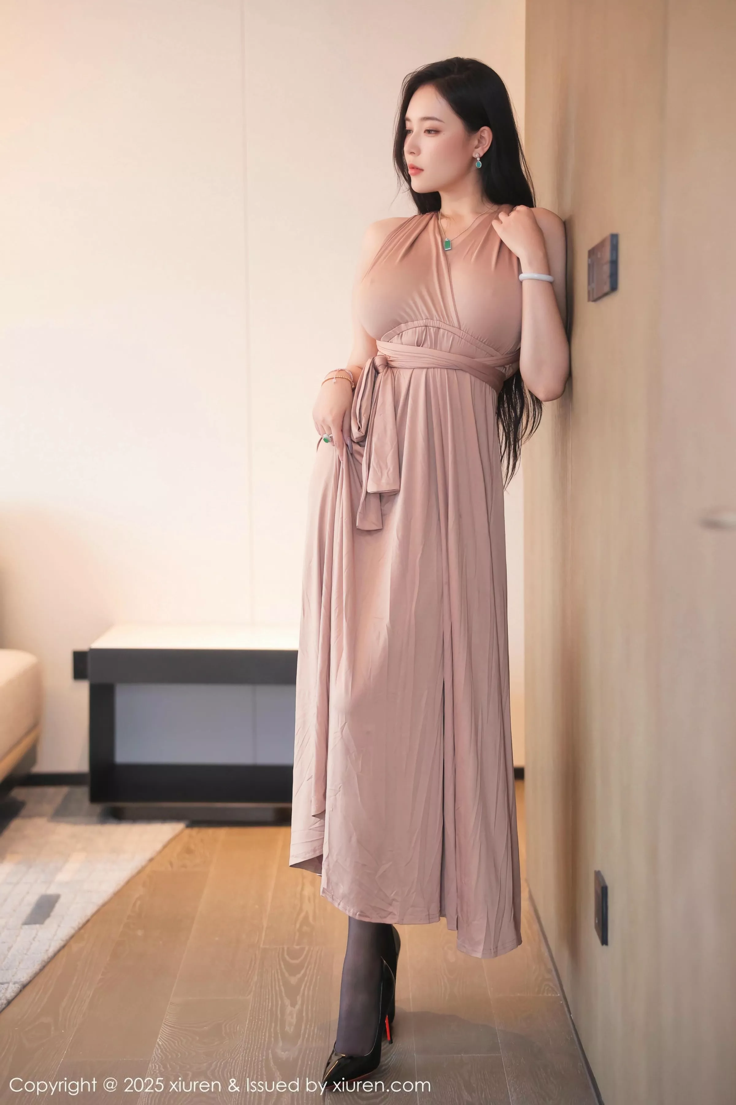 [[XiuRen秀人网]秀人网]No.10432_模特娜比性感暖灰色长裙配超薄无内黑丝秀凹凸身材撩人诱惑写真87P