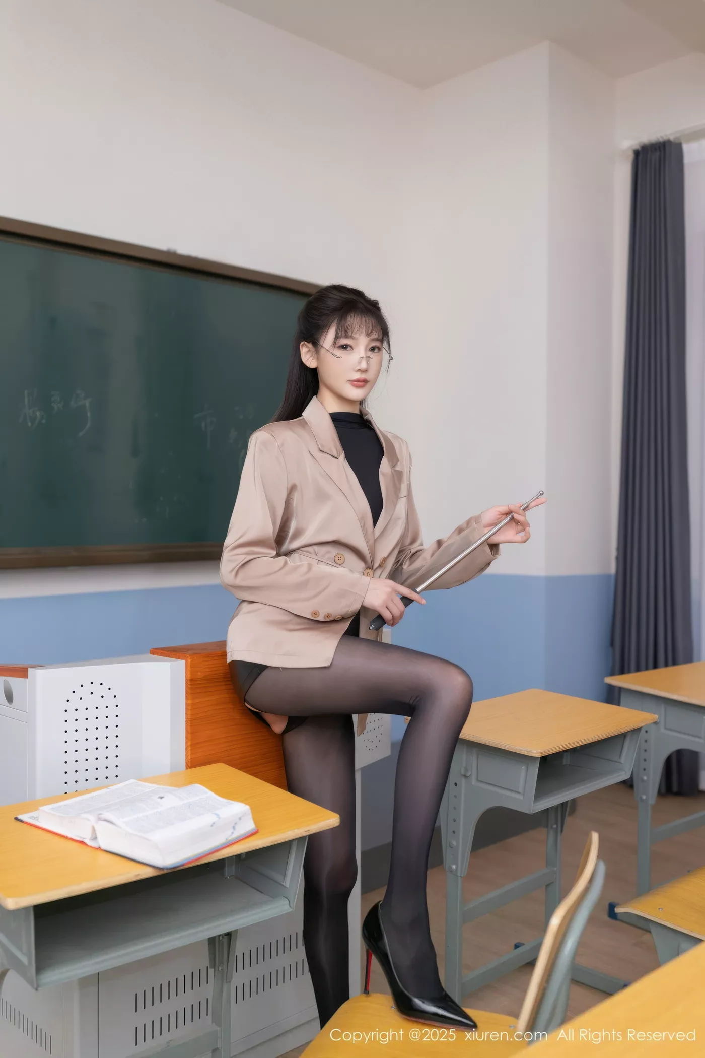 [[XiuRen秀人网]秀人网]No.10558_模特陆萱萱场景拍摄性感黑色连体丝袜秀翘臀美腿撩人诱惑写真80P