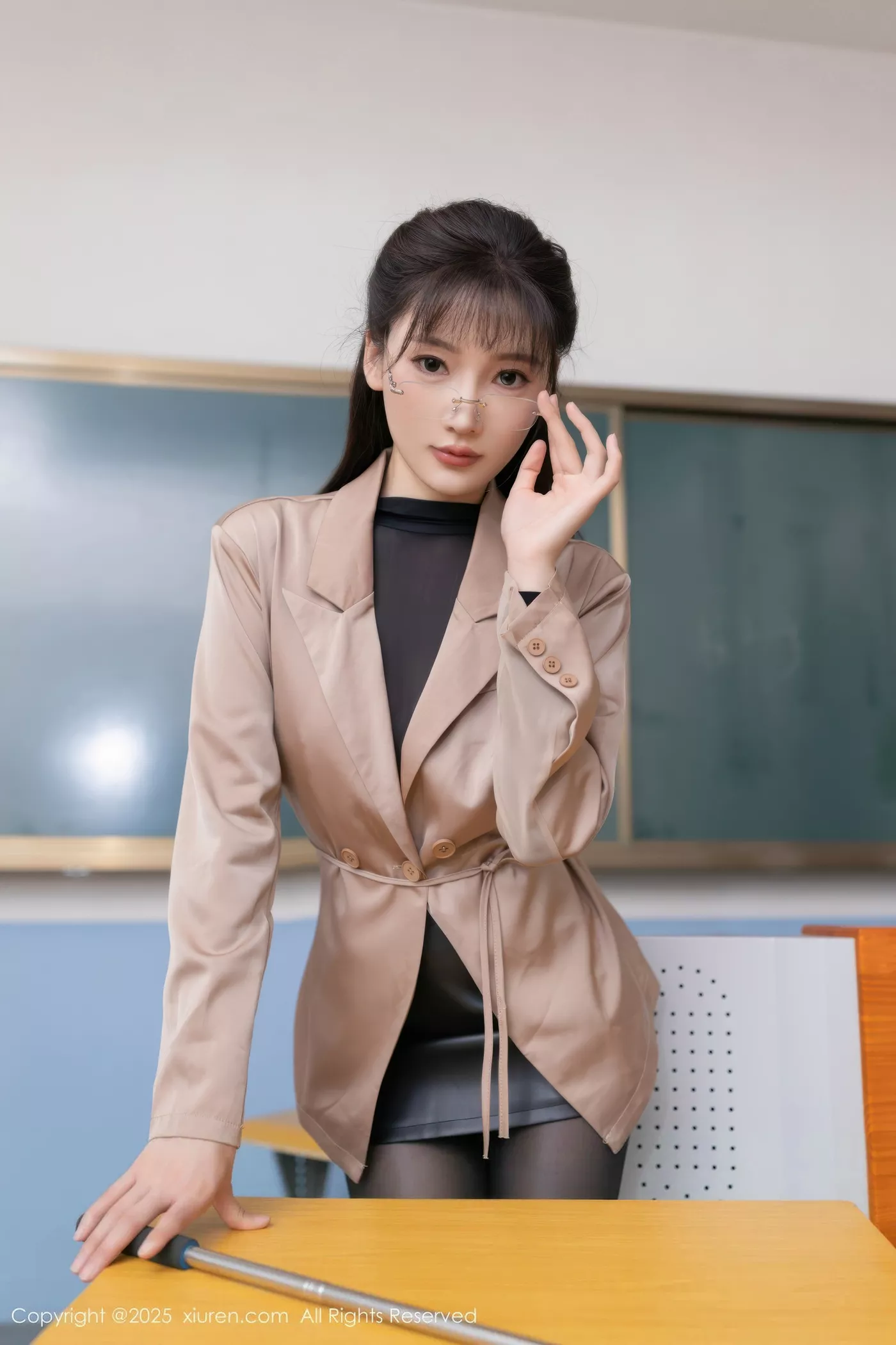 [[XiuRen秀人网]秀人网]No.10558_模特陆萱萱场景拍摄性感黑色连体丝袜秀翘臀美腿撩人诱惑写真80P