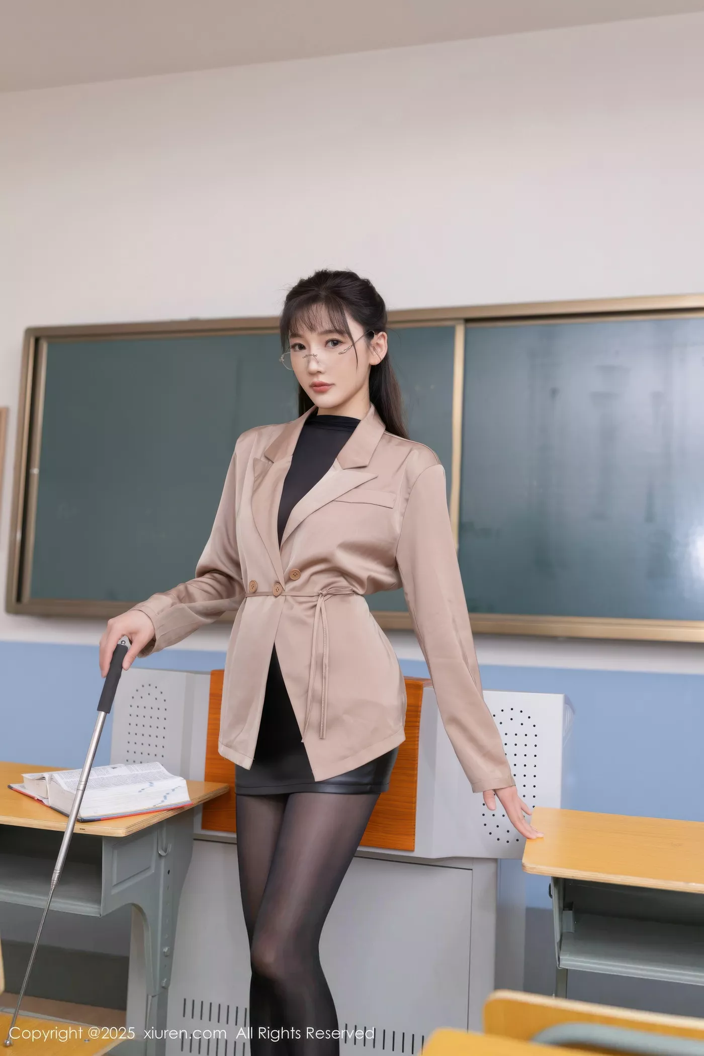 [[XiuRen秀人网]秀人网]No.10558_模特陆萱萱场景拍摄性感黑色连体丝袜秀翘臀美腿撩人诱惑写真80P