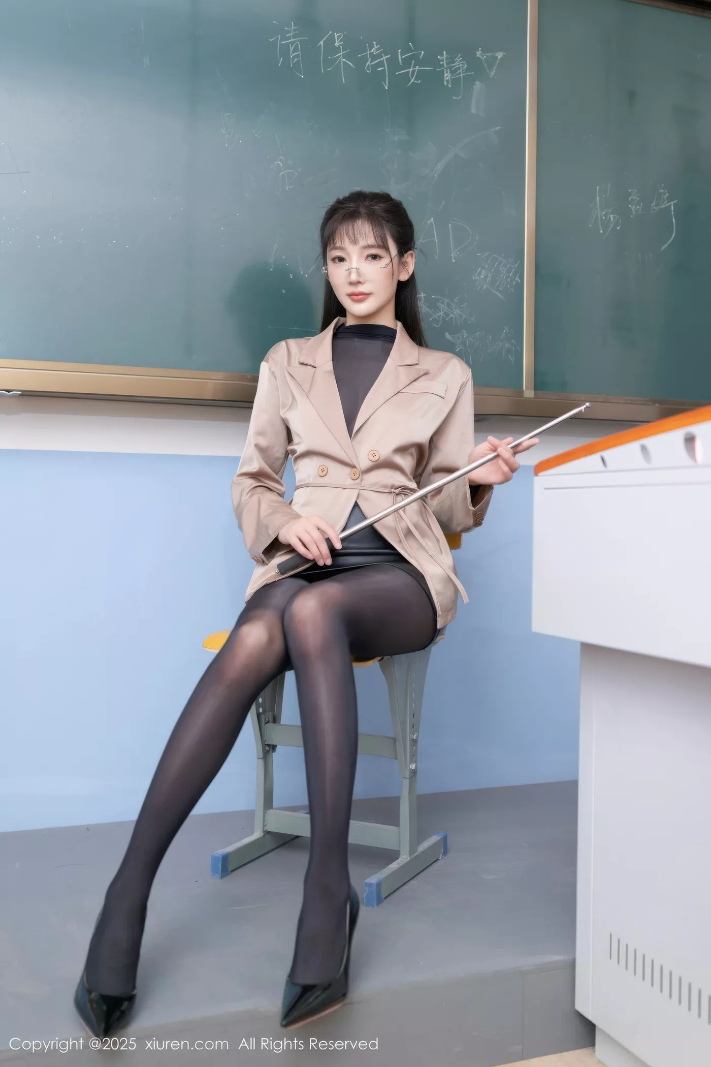 [[XiuRen秀人网]秀人网]No.10558_模特陆萱萱场景拍摄性感黑色连体丝袜秀翘臀美腿撩人诱惑写真80P