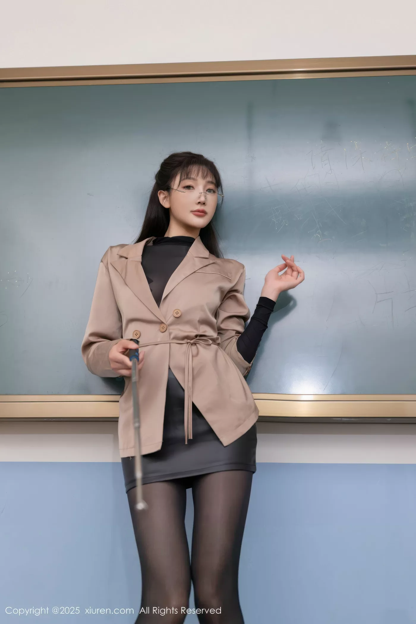 [[XiuRen秀人网]秀人网]No.10558_模特陆萱萱场景拍摄性感黑色连体丝袜秀翘臀美腿撩人诱惑写真80P