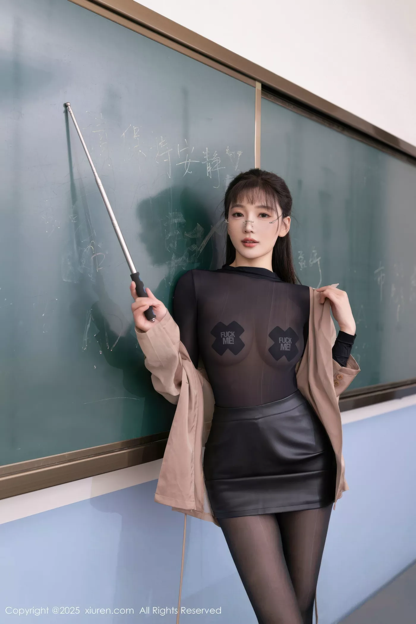 [[XiuRen秀人网]秀人网]No.10558_模特陆萱萱场景拍摄性感黑色连体丝袜秀翘臀美腿撩人诱惑写真80P