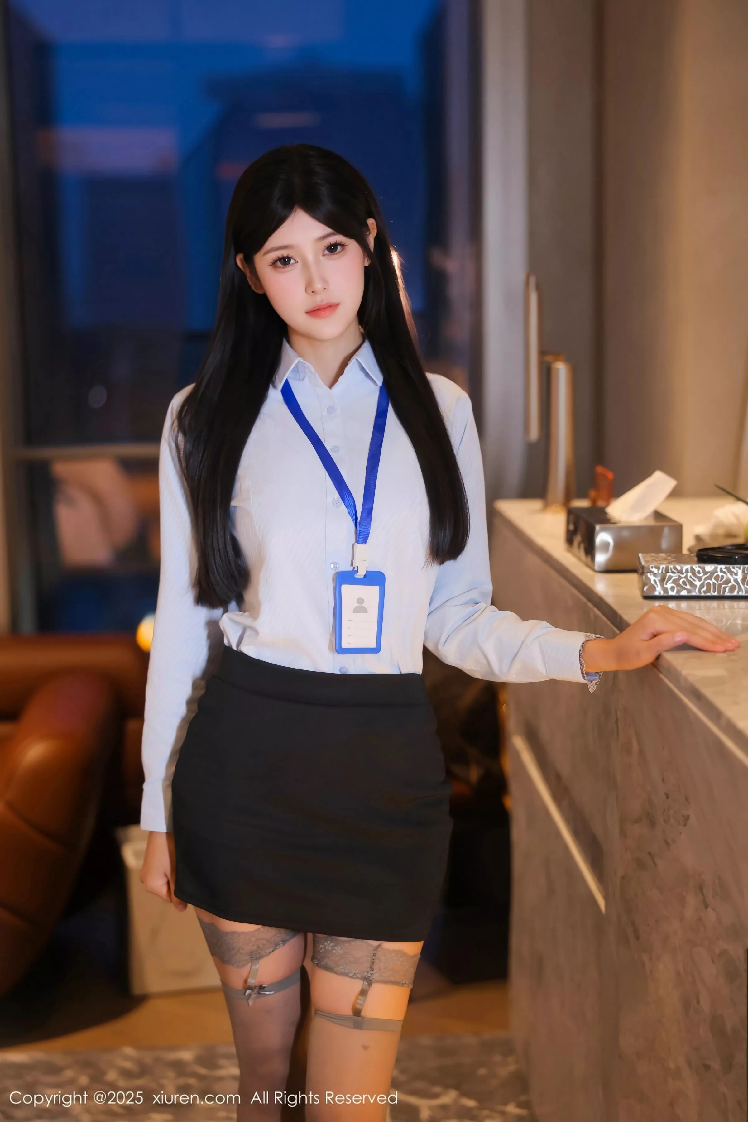 [[XiuRen秀人网]秀人网]No.10440_模特余安安OL服饰露黑色情趣内衣配灰丝袜秀凹凸身材诱惑写真69P