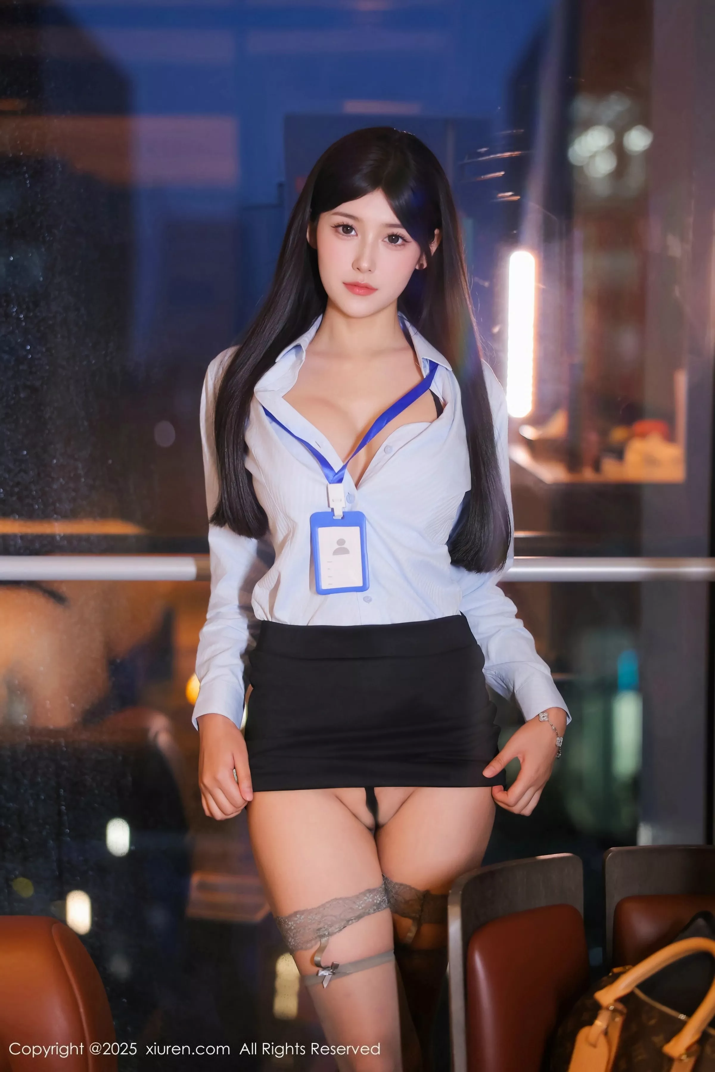 [[XiuRen秀人网]秀人网]No.10440_模特余安安OL服饰露黑色情趣内衣配灰丝袜秀凹凸身材诱惑写真69P