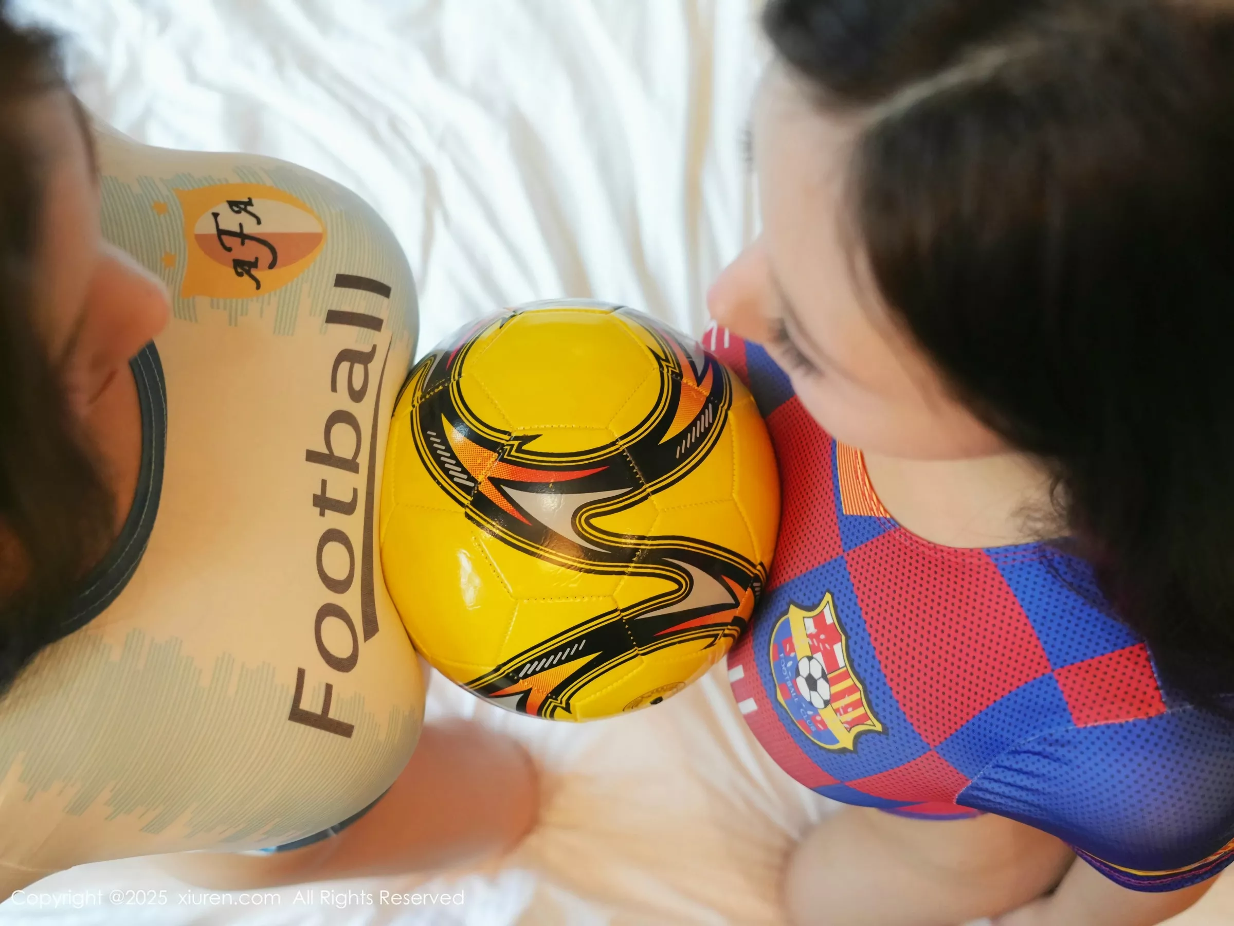 [[XiuRen秀人网]秀人网]No.10447_模特金允希Yuki性感姐妹花足球宝贝装扮秀丰满身材迷人诱惑写真80P