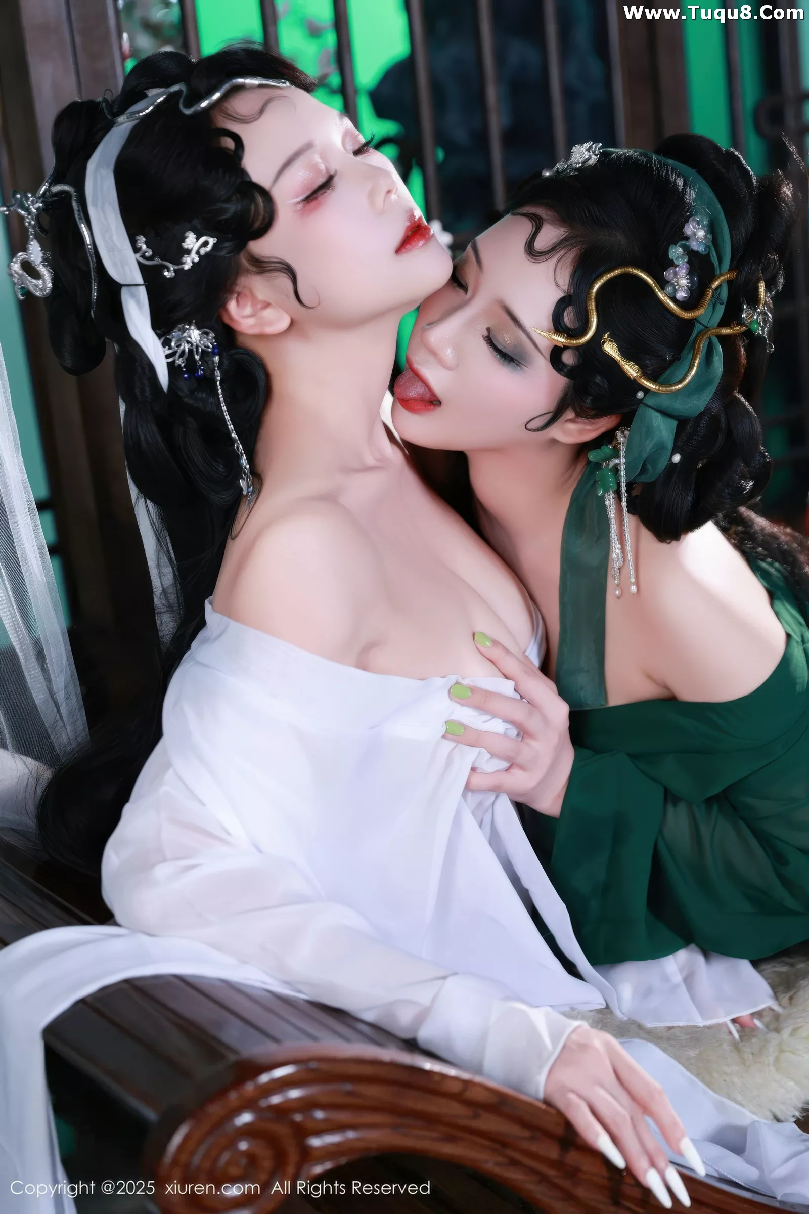 [[XiuRen秀人网]秀人网]No.10561_模特南乔古风场景青蛇装扮性感低胸服饰秀完美身材诱惑写真88P