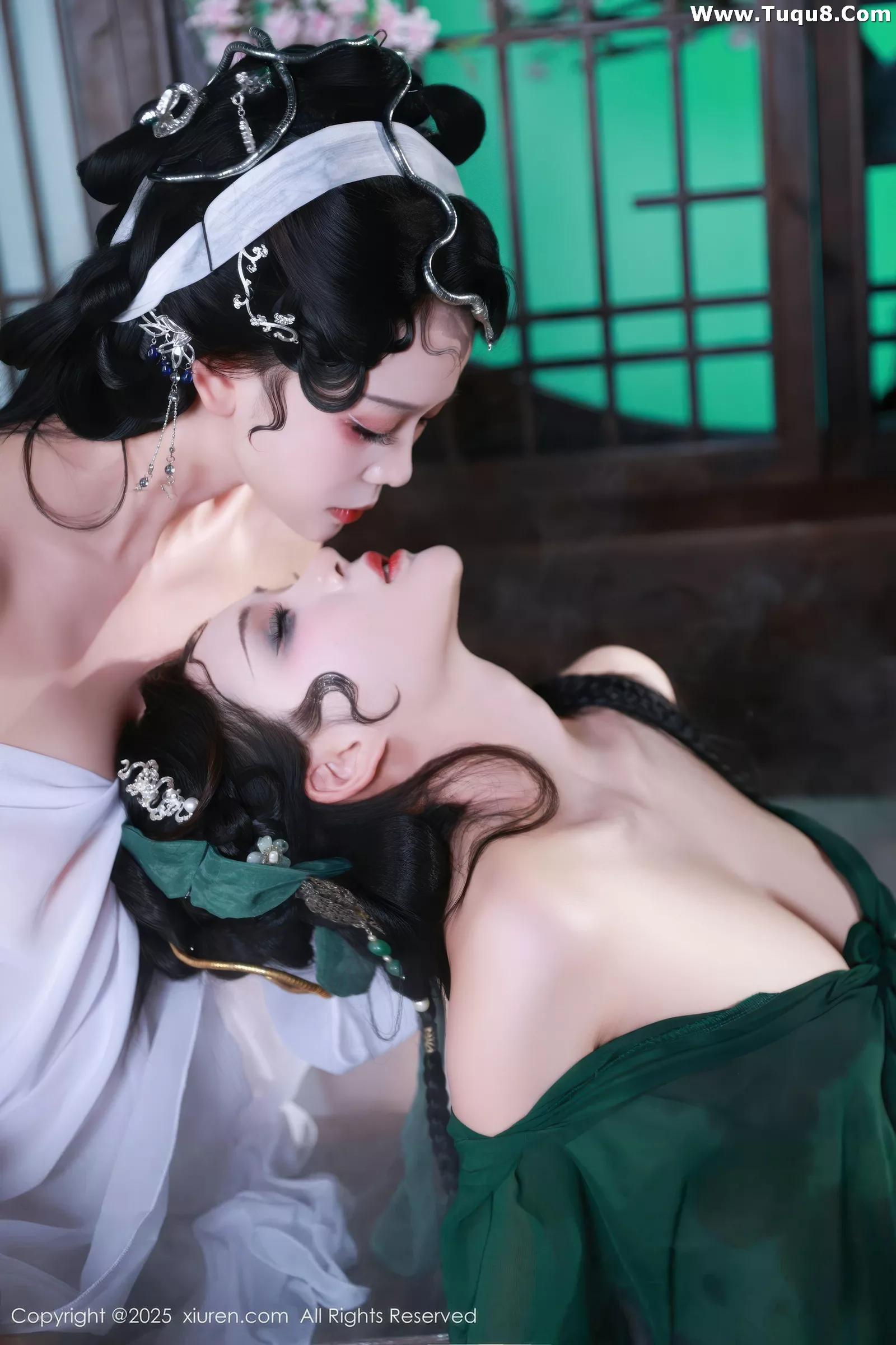 [[XiuRen秀人网]秀人网]No.10561_模特南乔古风场景青蛇装扮性感低胸服饰秀完美身材诱惑写真88P