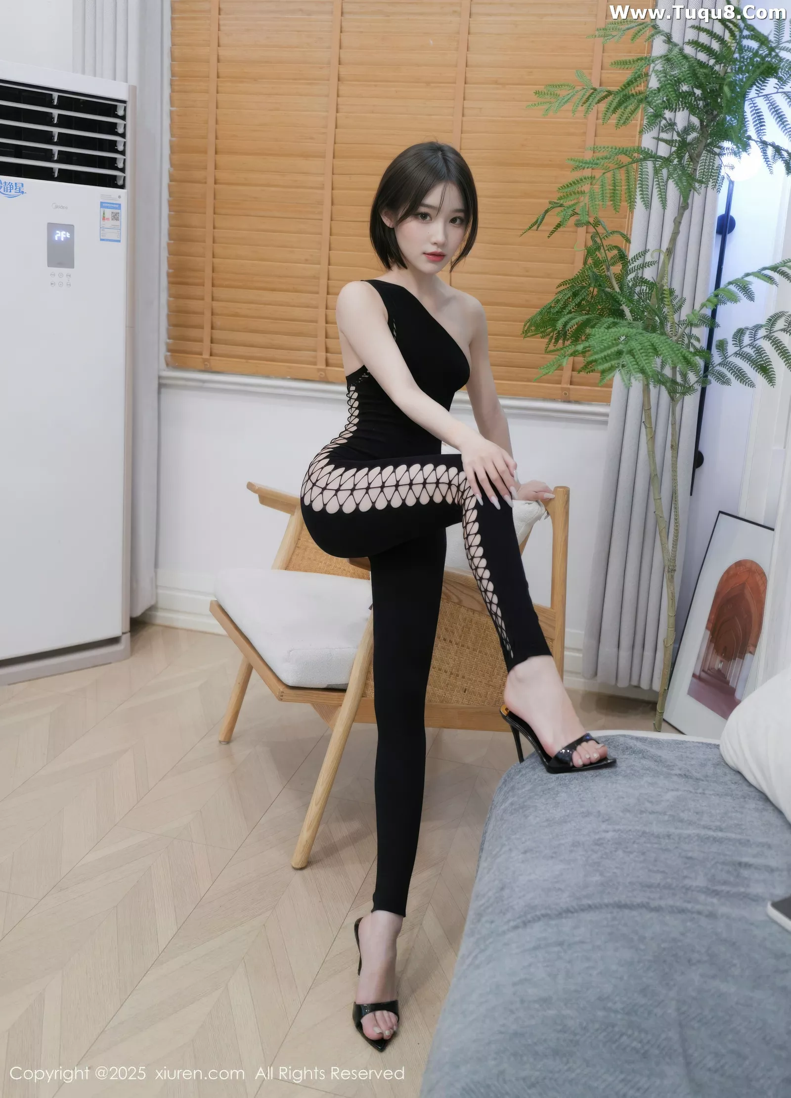 [[XiuRen秀人网]秀人网]No.10560_模特汁汁性感黑色连体镂空服饰半脱秀翘臀美腿撩人诱惑写真51P