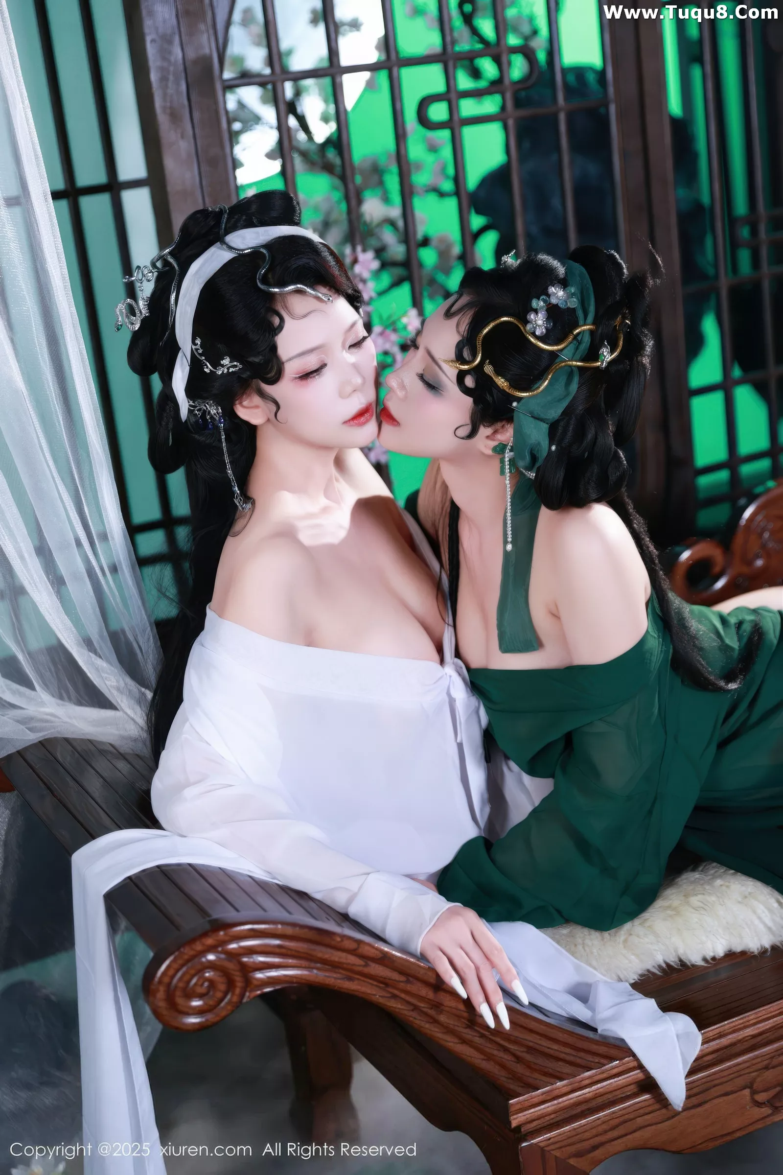 [[XiuRen秀人网]秀人网]No.10561_模特南乔古风场景青蛇装扮性感低胸服饰秀完美身材诱惑写真88P