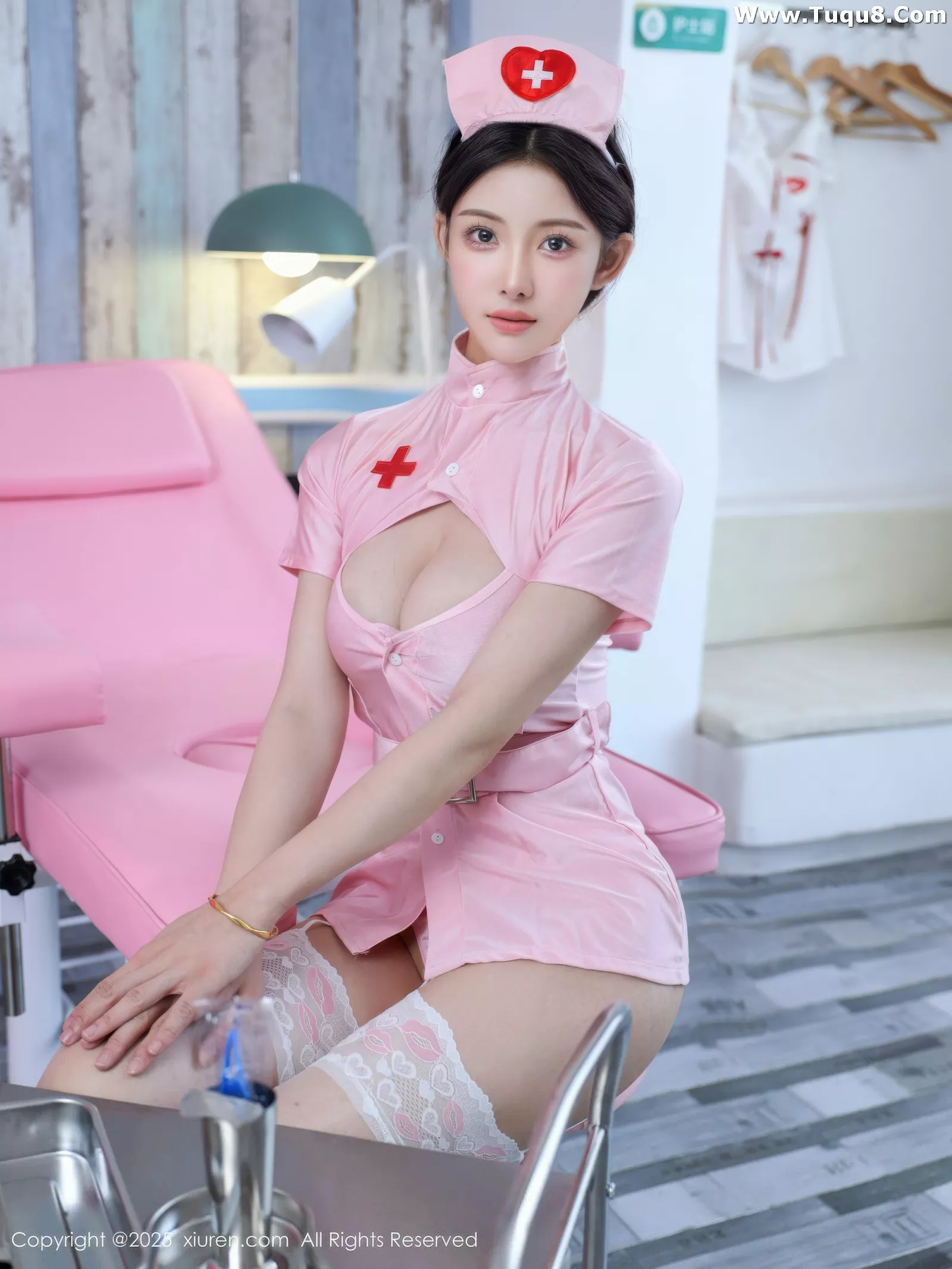 [[XiuRen秀人网]秀人网]No.10563_模特梨霜儿性感粉色护士制服配白丝吊袜秀凹凸身材撩人诱惑写真79P