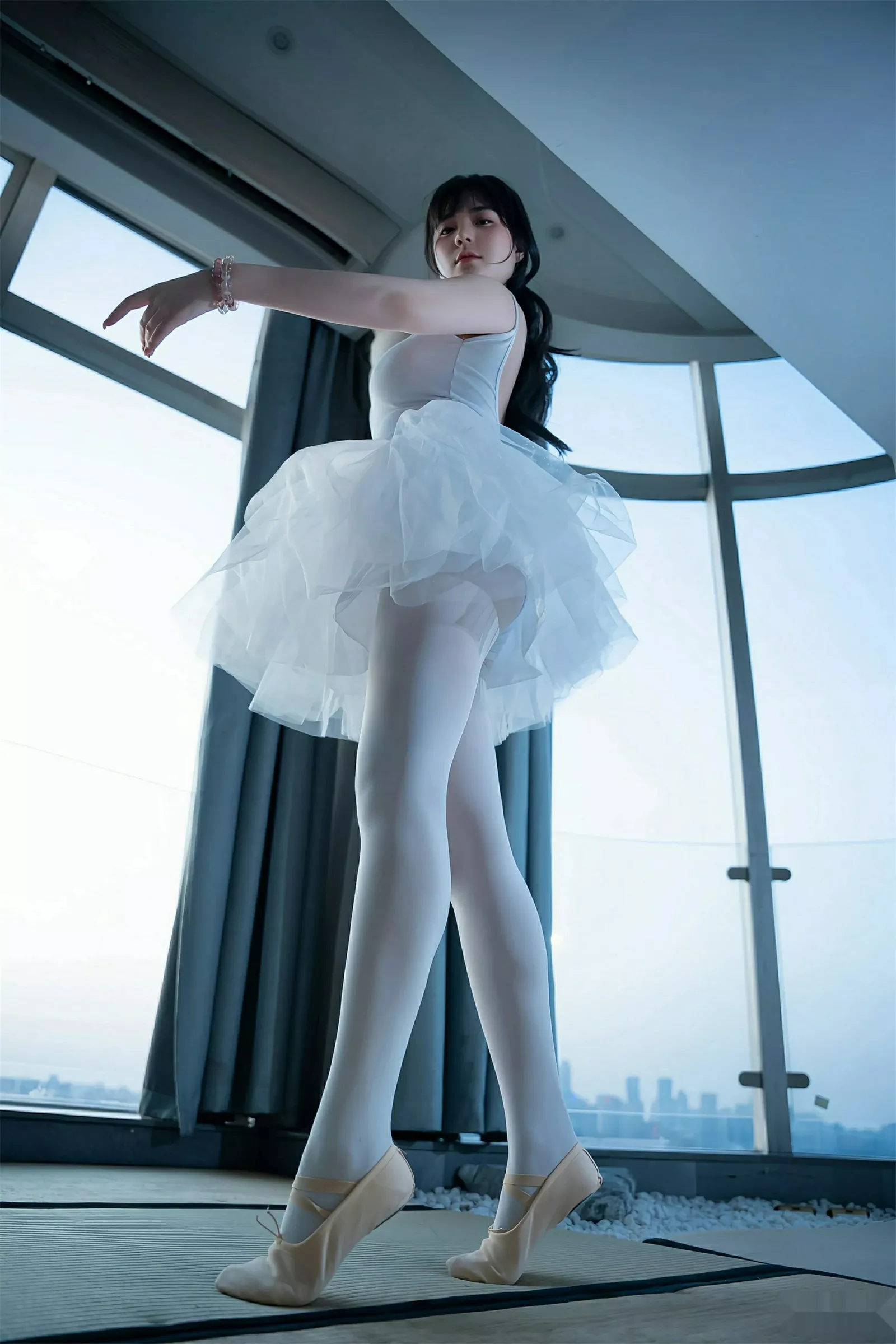 [[XiuRen秀人网]秀人网]No.10575_模特软情性感白色芭蕾短裙配白色丝袜秀曼妙身姿完美诱惑写真78P