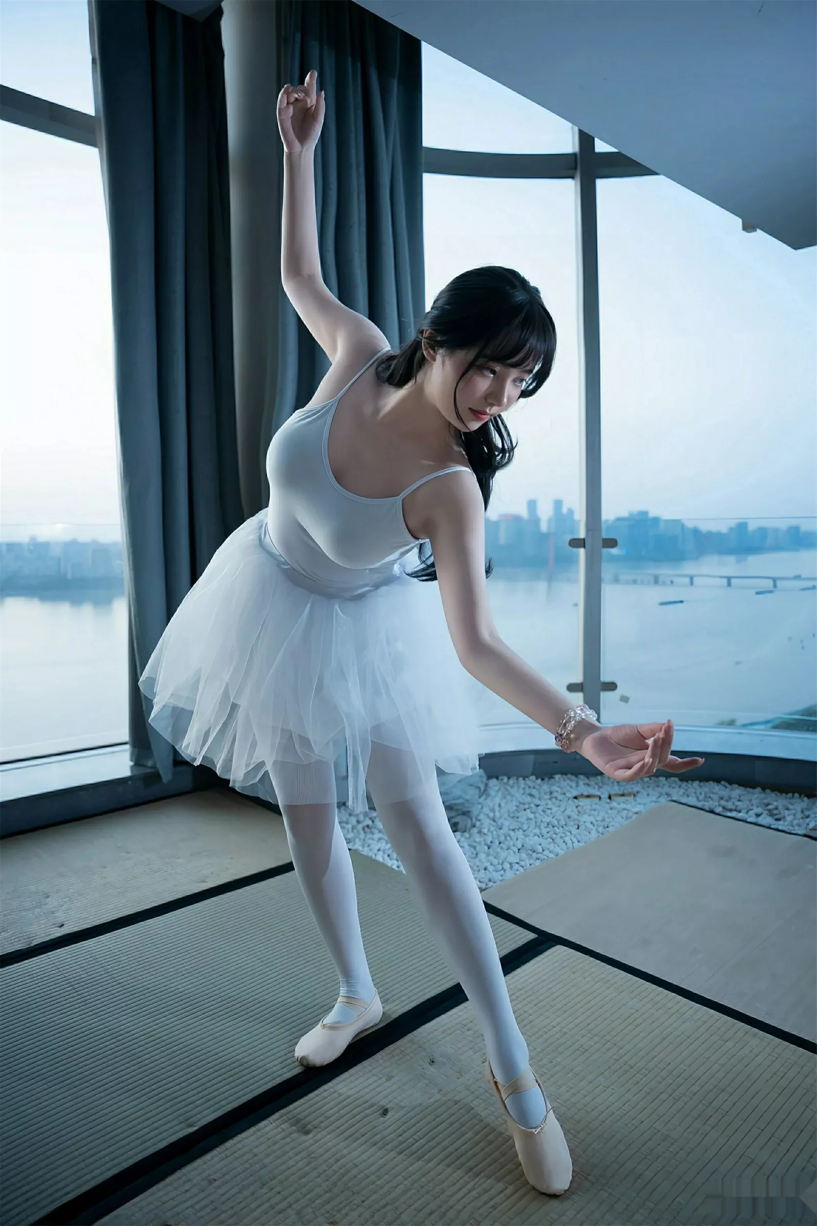 [[XiuRen秀人网]秀人网]No.10575_模特软情性感白色芭蕾短裙配白色丝袜秀曼妙身姿完美诱惑写真78P