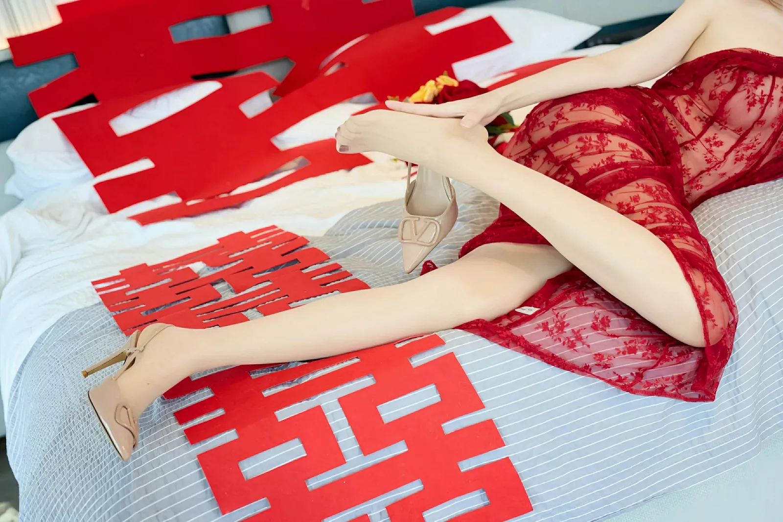 [[XiuRen秀人网]秀人网]No.10578_模特尹甜甜性感红色新娘晨袍配肉色丝袜秀完美身材迷人诱惑写真69P