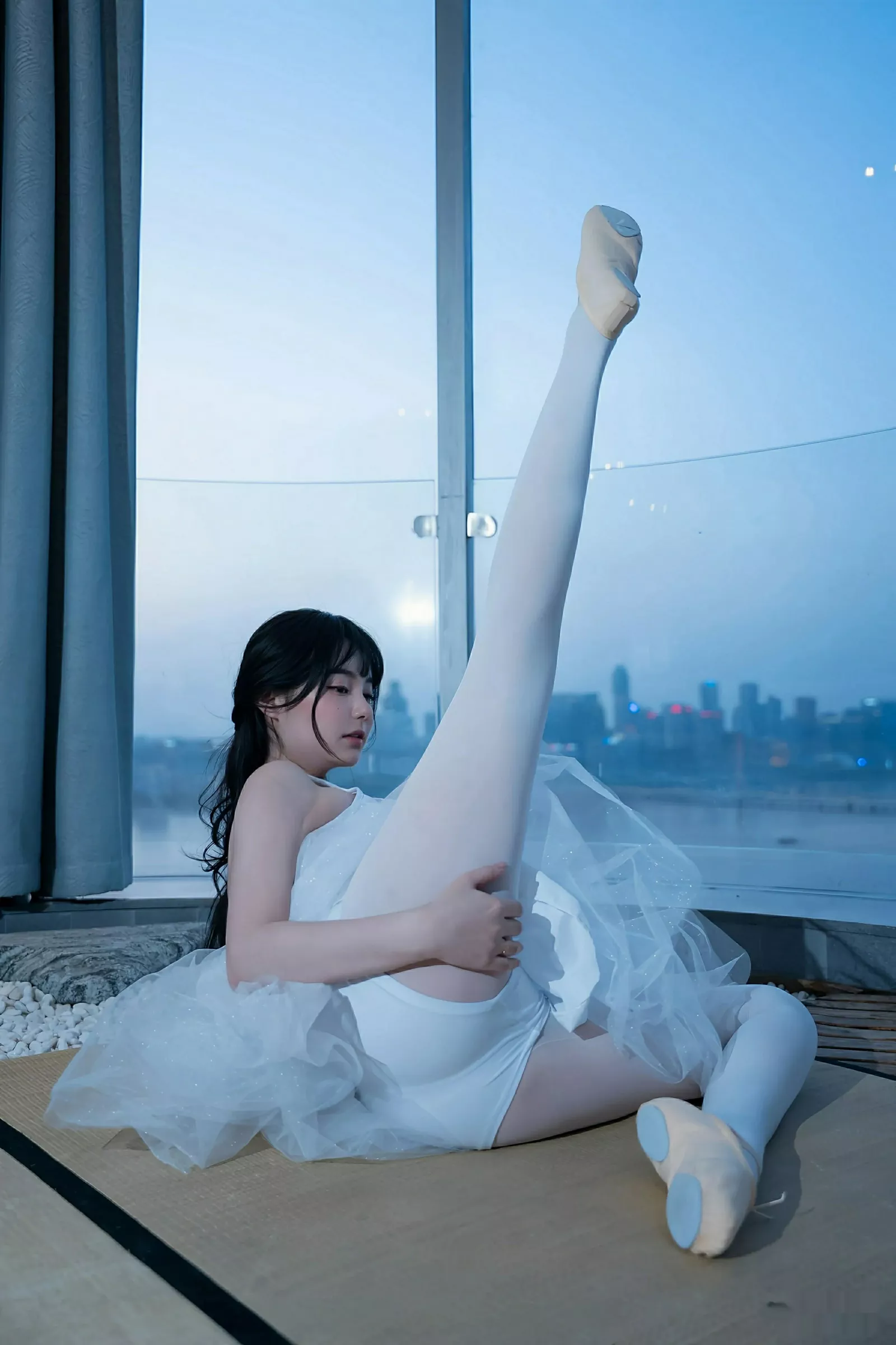 [[XiuRen秀人网]秀人网]No.10575_模特软情性感白色芭蕾短裙配白色丝袜秀曼妙身姿完美诱惑写真78P