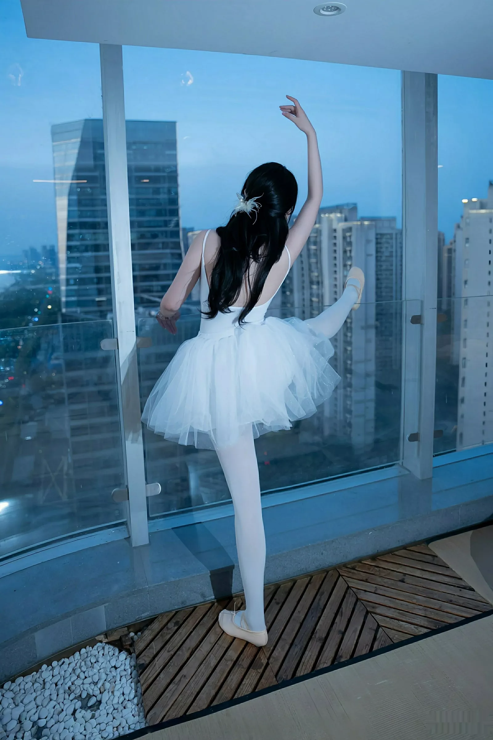 [[XiuRen秀人网]秀人网]No.10575_模特软情性感白色芭蕾短裙配白色丝袜秀曼妙身姿完美诱惑写真78P