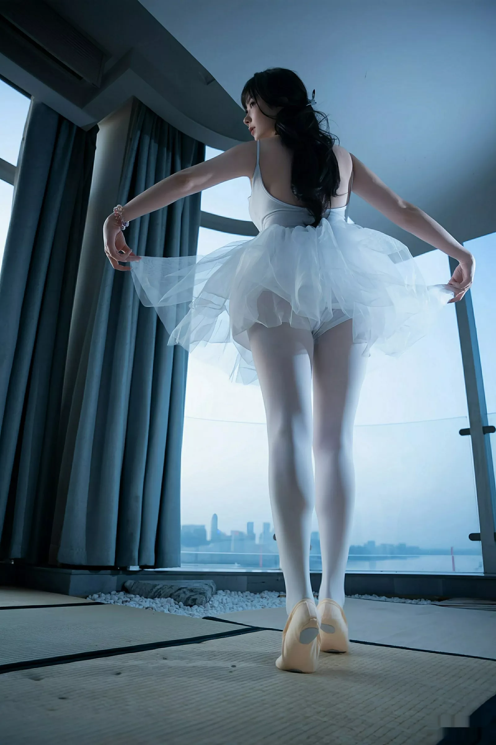 [[XiuRen秀人网]秀人网]No.10575_模特软情性感白色芭蕾短裙配白色丝袜秀曼妙身姿完美诱惑写真78P