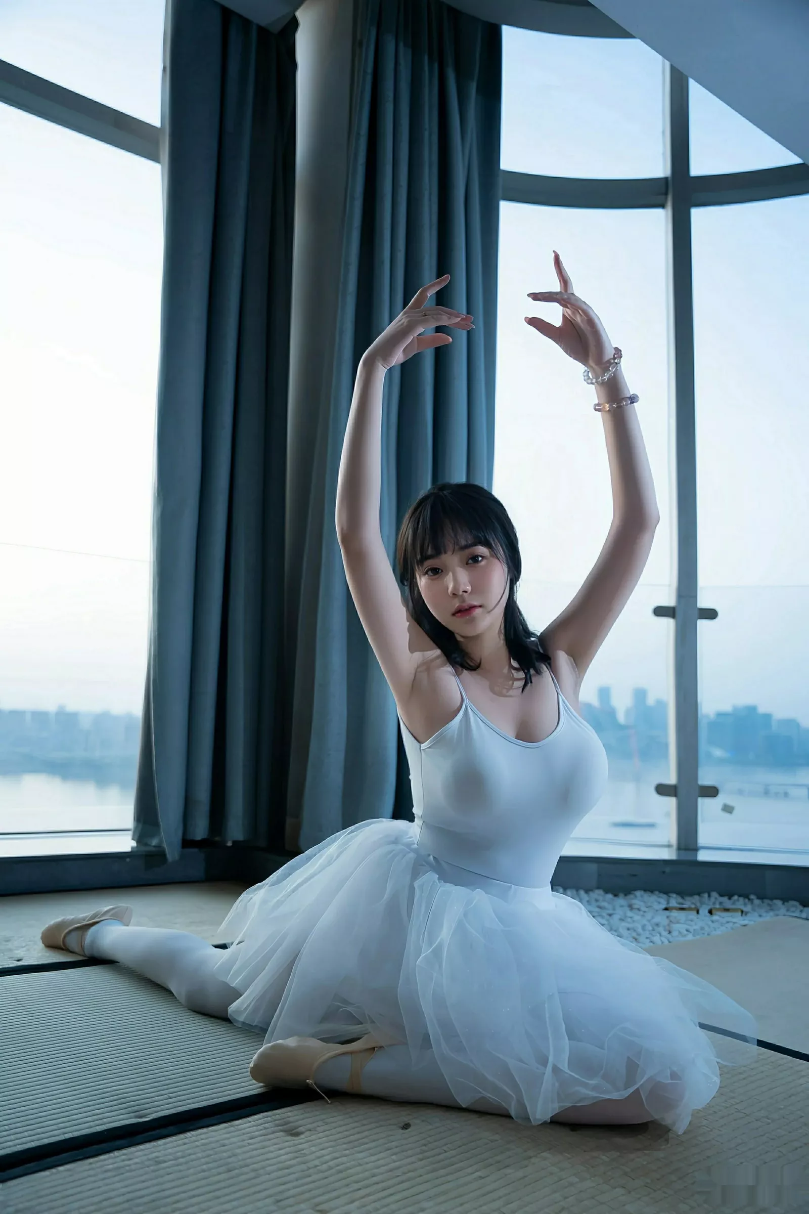 [[XiuRen秀人网]秀人网]No.10575_模特软情性感白色芭蕾短裙配白色丝袜秀曼妙身姿完美诱惑写真78P