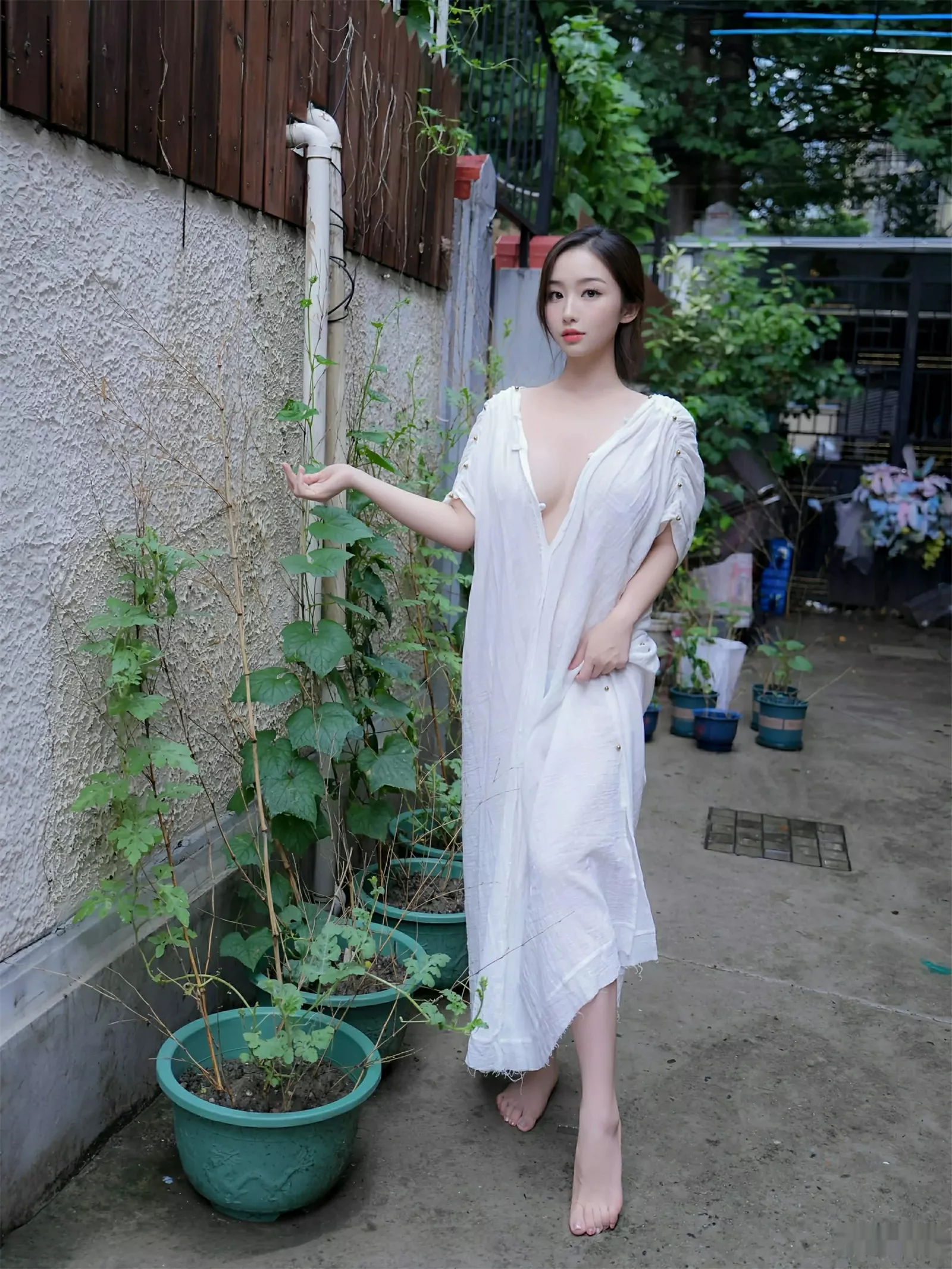 [[XiuRen秀人网]秀人网]No.10603_模特楠芝性感白色长袍半脱露白色丁字裤秀惹火身材撩人诱惑写真77P