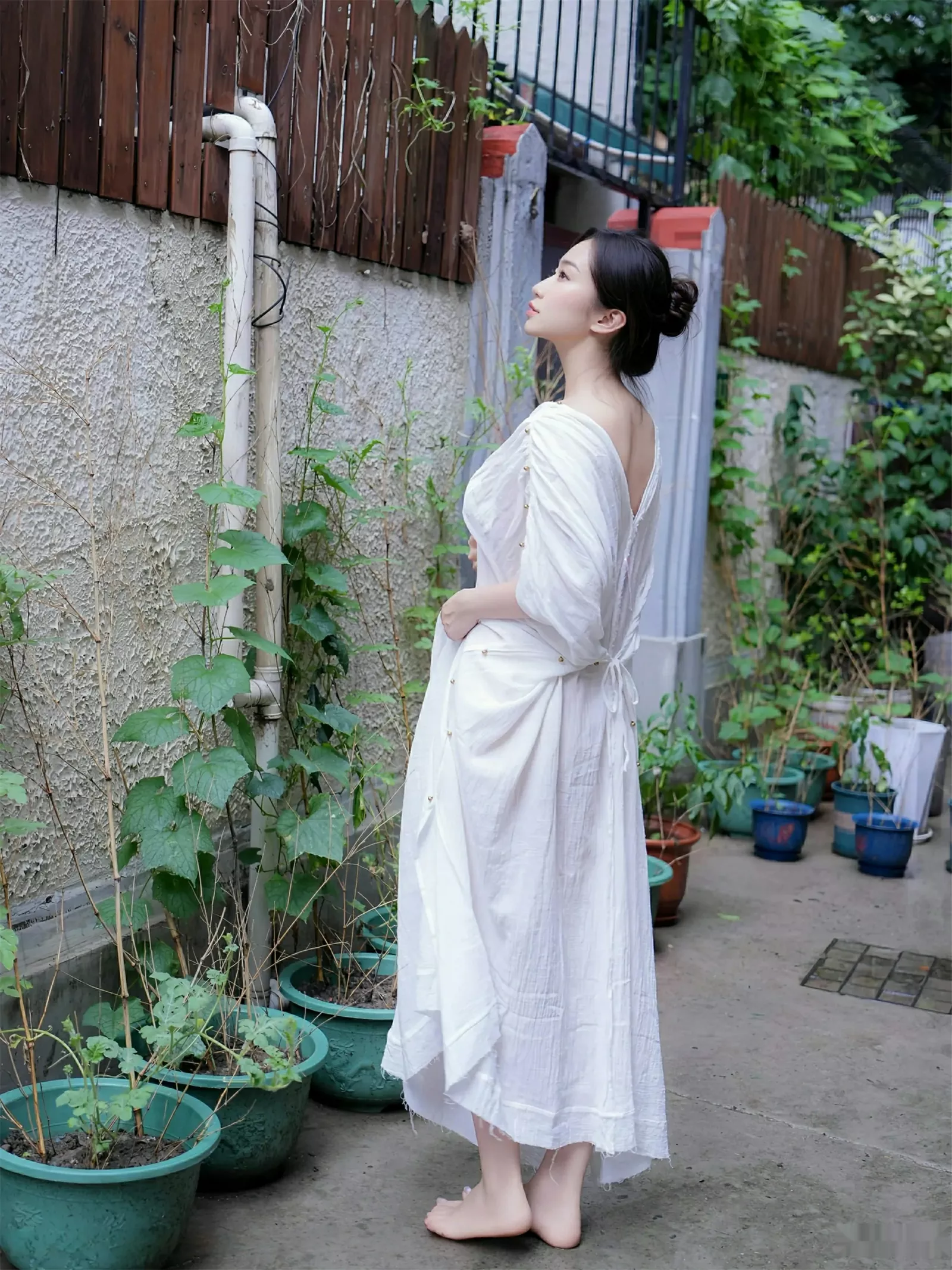 [[XiuRen秀人网]秀人网]No.10603_模特楠芝性感白色长袍半脱露白色丁字裤秀惹火身材撩人诱惑写真77P