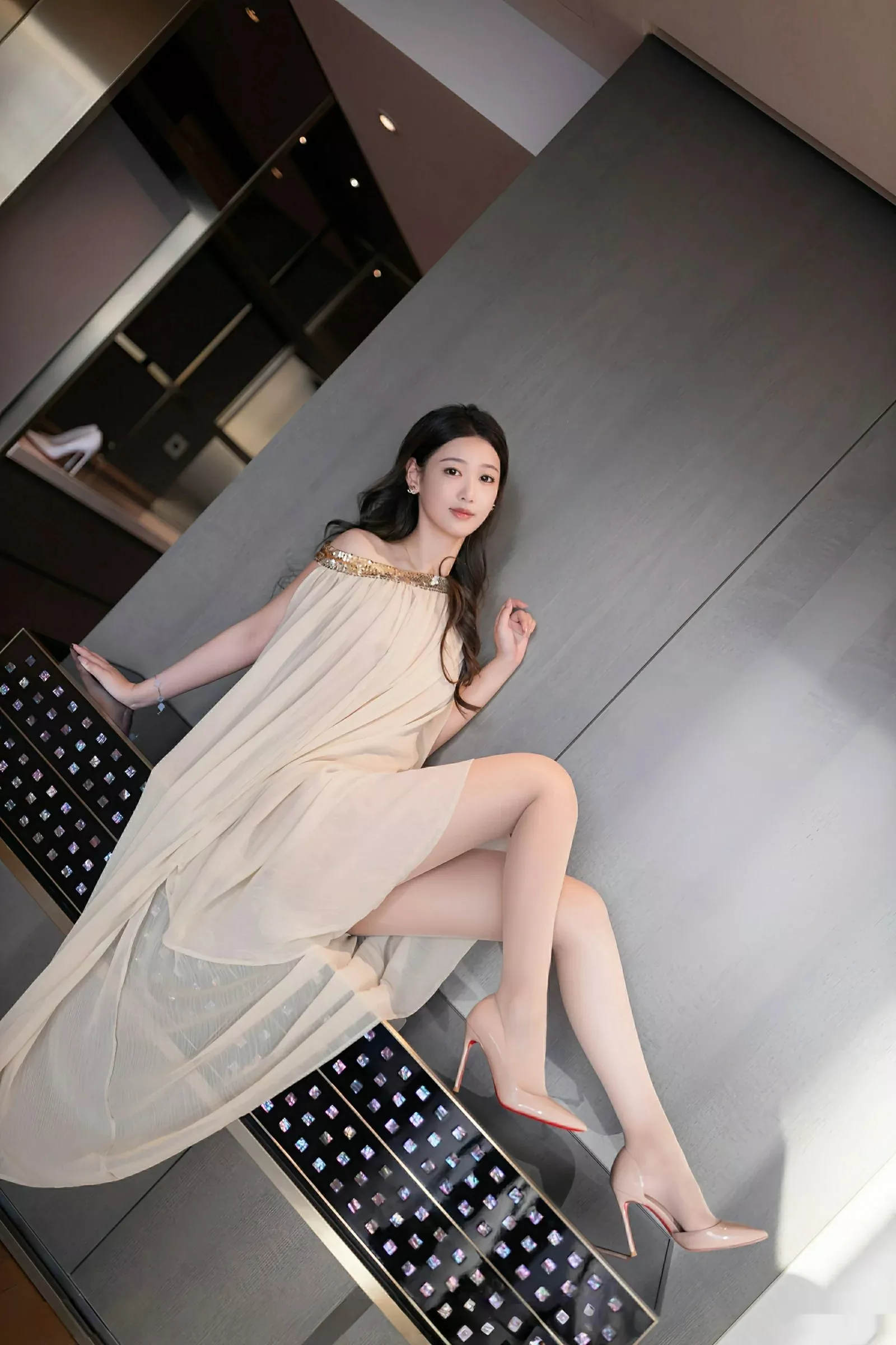 [[XiuRen秀人网]秀人网]No.10619_模特唐安琪性感浅色薄纱服饰配超薄肉丝秀曼妙身姿完美诱惑写真81P