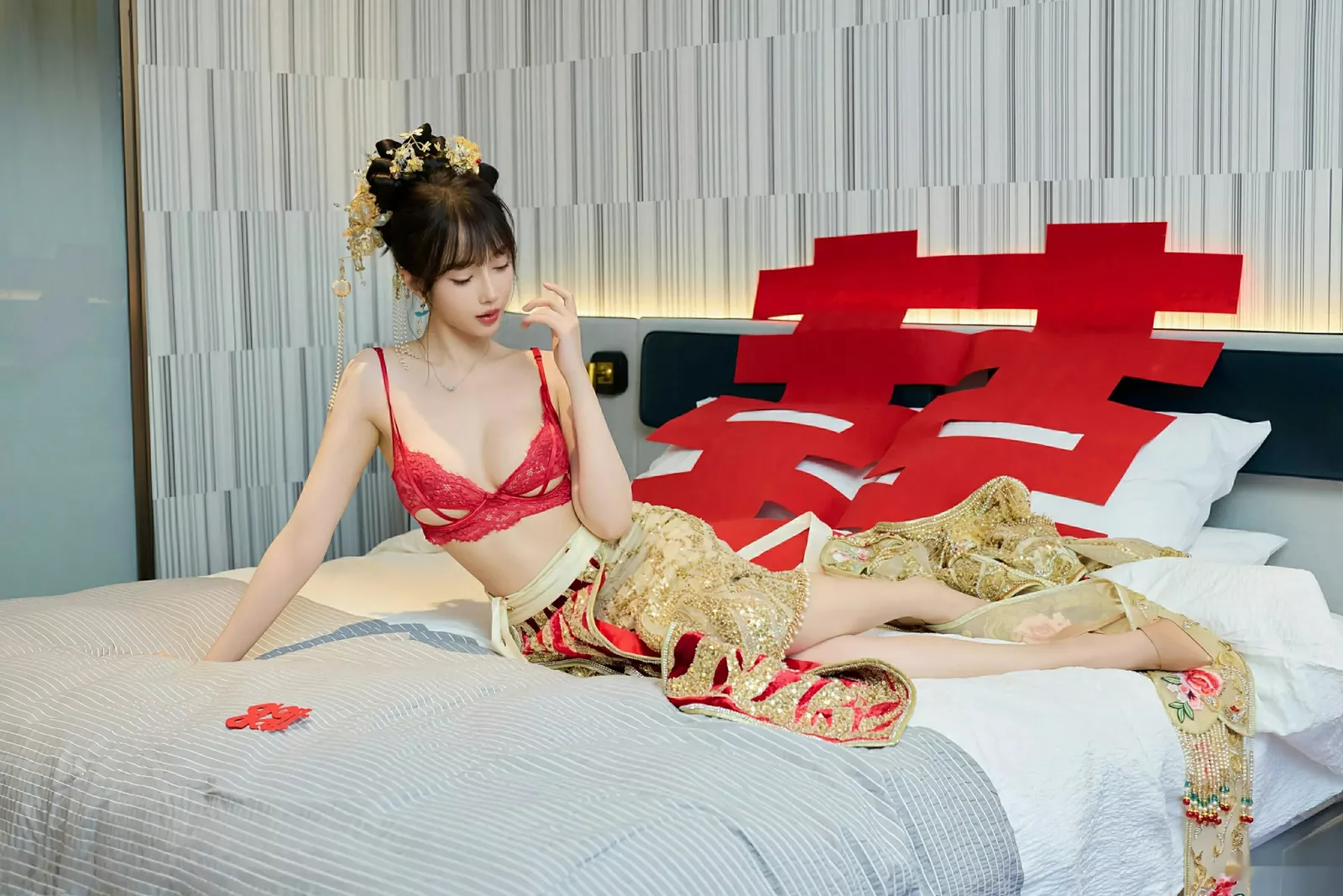 [[XiuRen秀人网]秀人网]No.10567_模特玥儿玥er性感红色蕾丝内衣配超薄肉丝秀完美身材诱惑写真72P