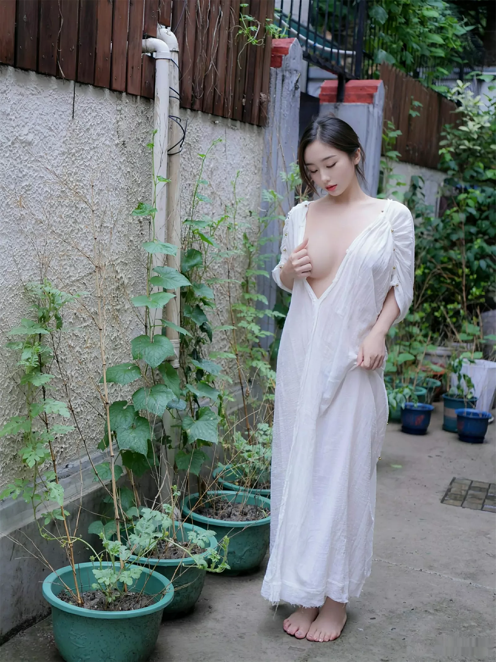 [[XiuRen秀人网]秀人网]No.10603_模特楠芝性感白色长袍半脱露白色丁字裤秀惹火身材撩人诱惑写真77P