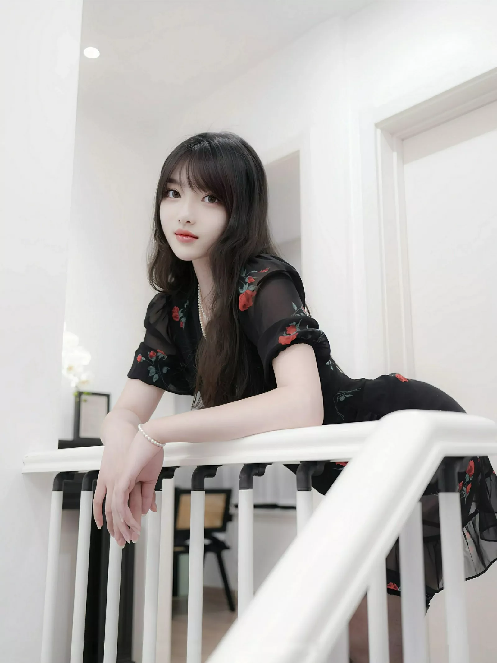 [[XiuRen秀人网]秀人网]No.10586_模特白露lulu性感玫瑰黑裙露情趣内衣配黑丝袜秀曼妙身姿诱惑写真84P