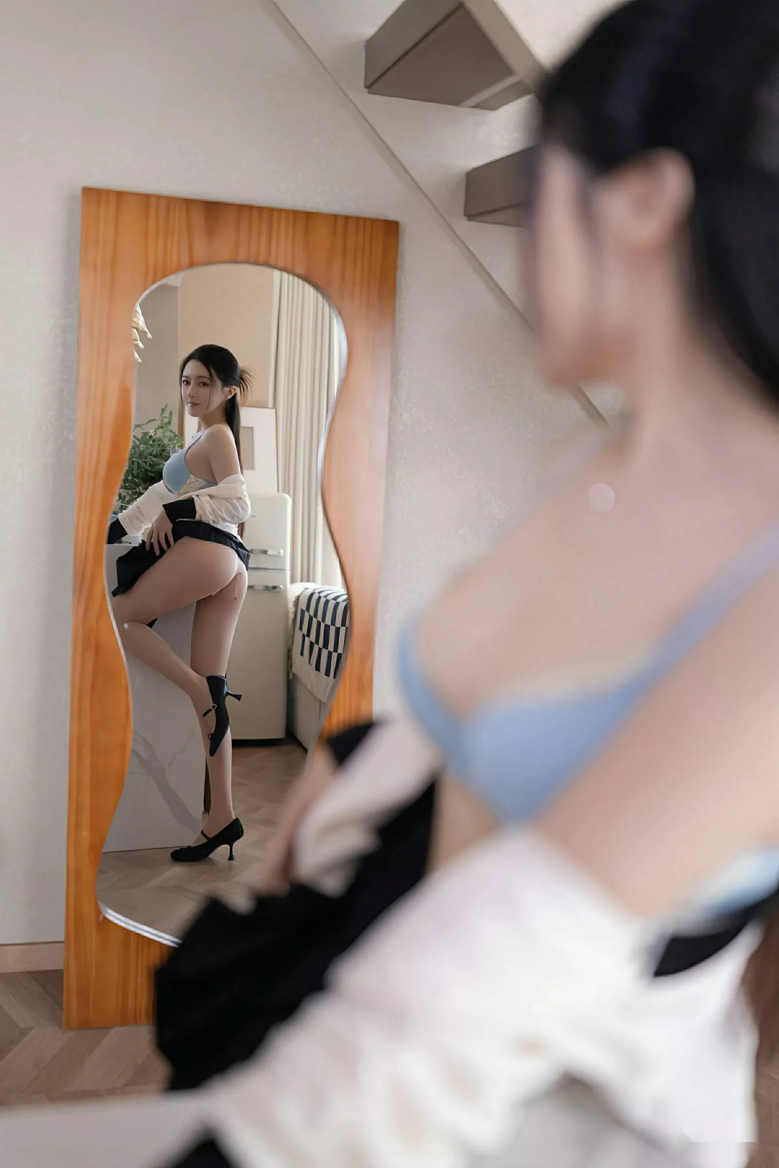 [[XiuRen秀人网]秀人网]No.10615_模特鱼子酱Fish性感白上衣配黑短裙露超薄肉丝秀曼妙身材诱惑写真74P