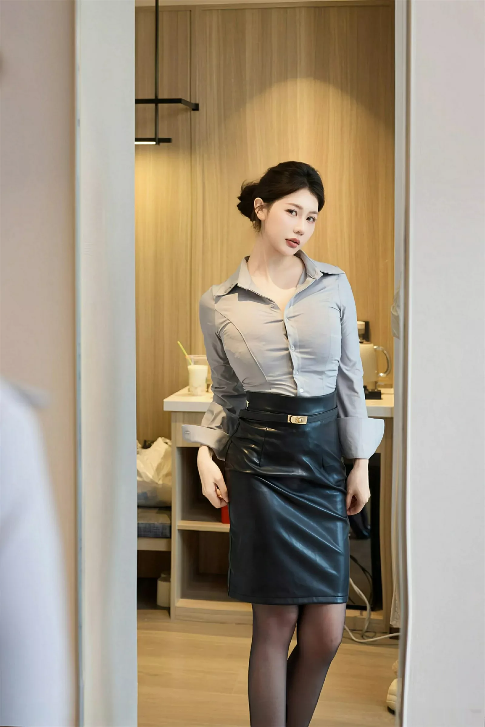 [[XiuRen秀人网]秀人网]No.10604_模特尹甜甜性感衬衫配黑皮短裙露超薄黑丝秀完美身材诱惑写真80P