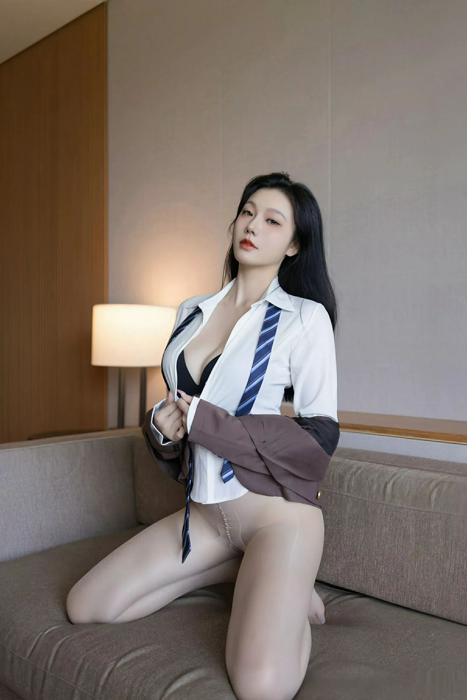 [[XiuRen秀人网]秀人网]No.10571_模特安然anran学生服露黑色内衣配超薄肉丝秀曼妙身姿诱惑写真80P