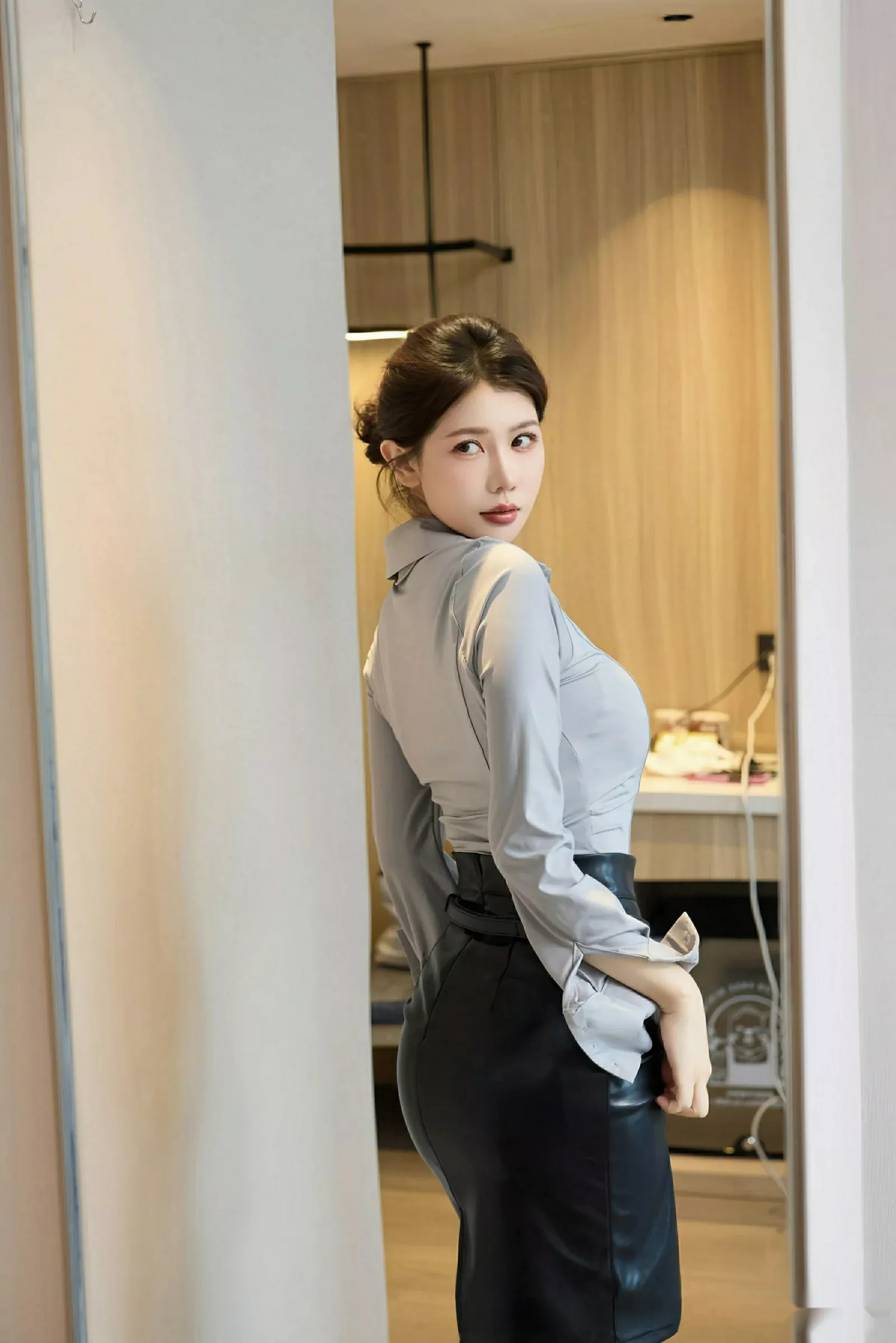 [[XiuRen秀人网]秀人网]No.10604_模特尹甜甜性感衬衫配黑皮短裙露超薄黑丝秀完美身材诱惑写真80P