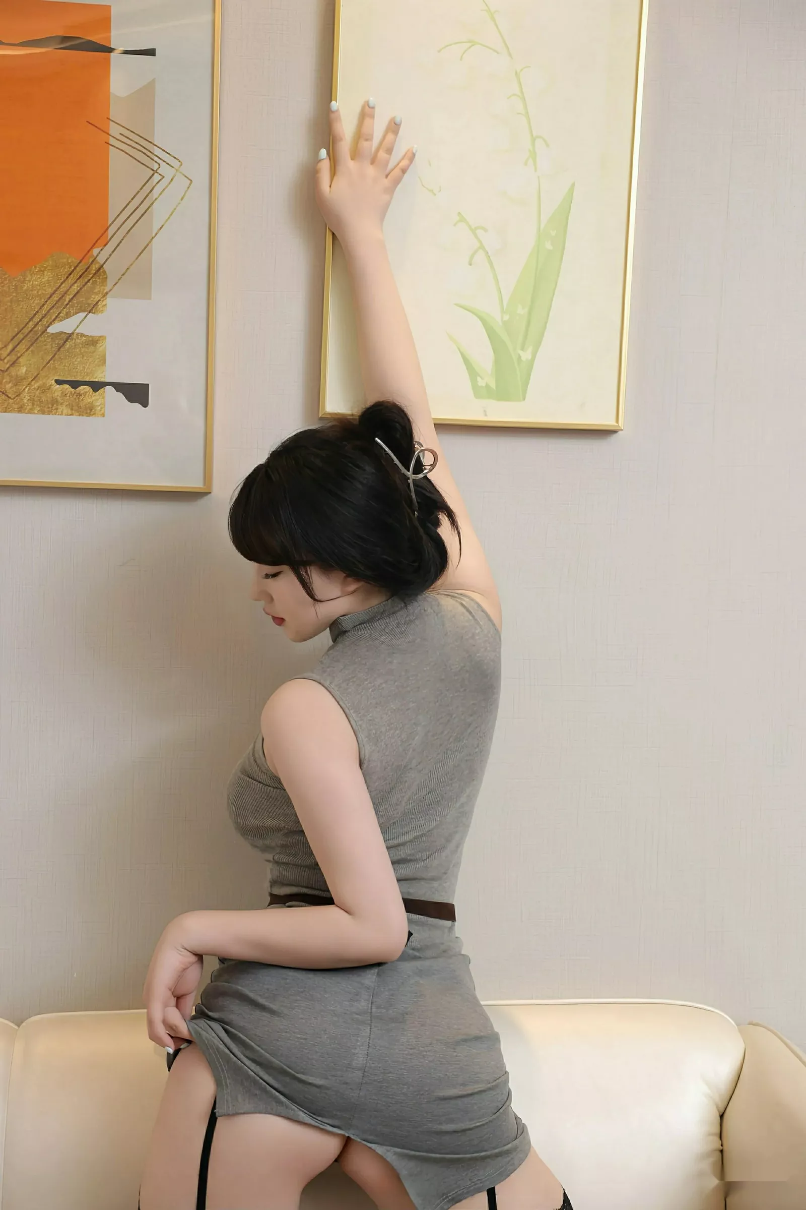 [[XiuRen秀人网]秀人网]No.10600_模特李沁恩lrene性感灰色包臀裙配黑丝吊袜秀丰腴身材诱惑写真80P