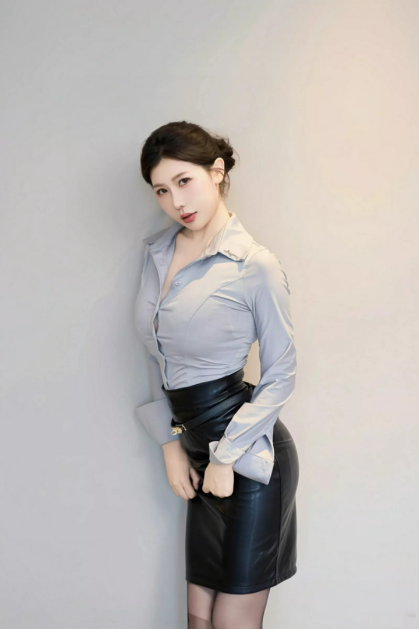 [[XiuRen秀人网]秀人网]No.10604_模特尹甜甜性感衬衫配黑皮短裙露超薄黑丝秀完美身材诱惑写真80P