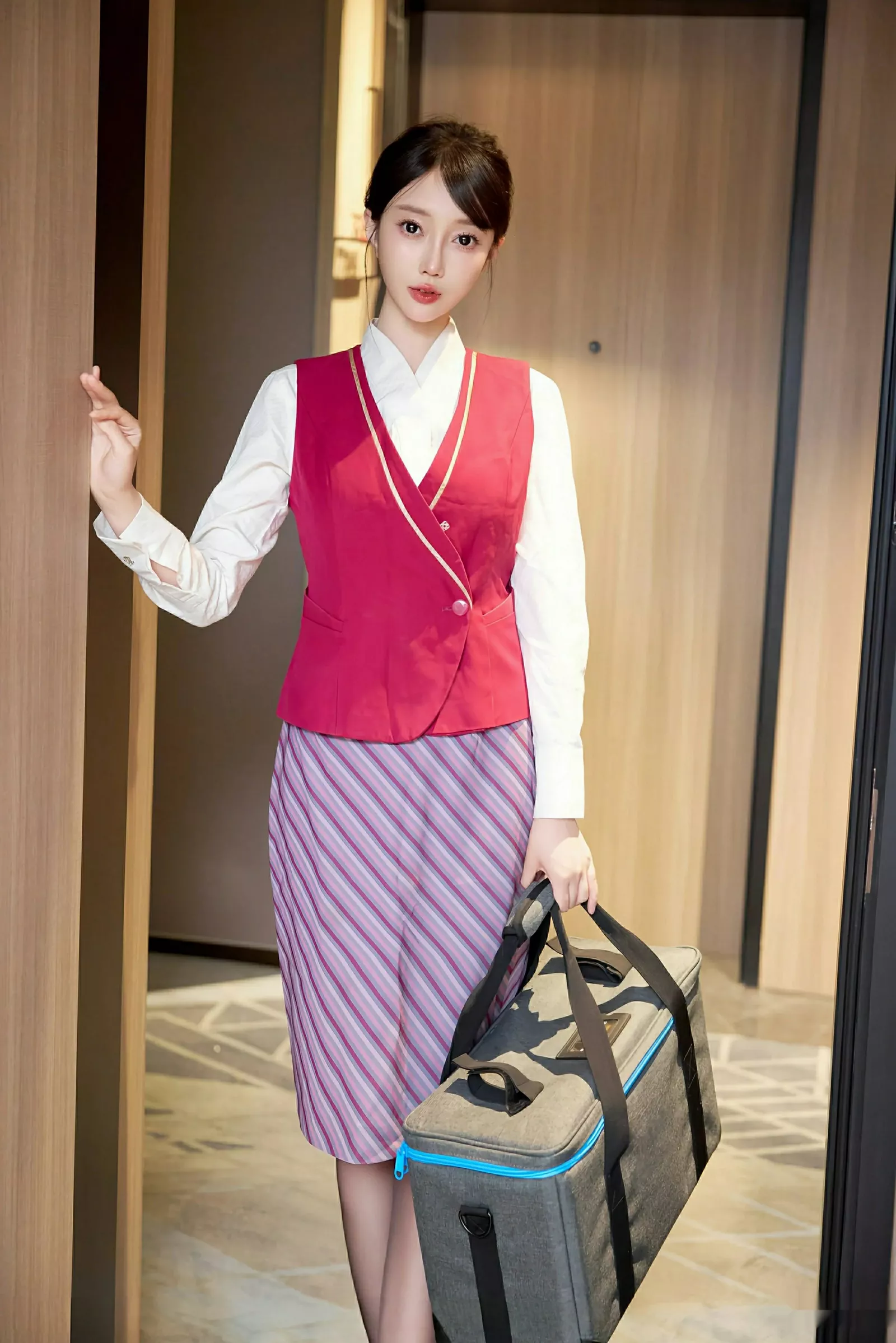 [[XiuRen秀人网]秀人网]No.10620_模特玥儿玥er性感空姐制服配超薄黑丝秀曼妙身姿迷人诱惑写真70P