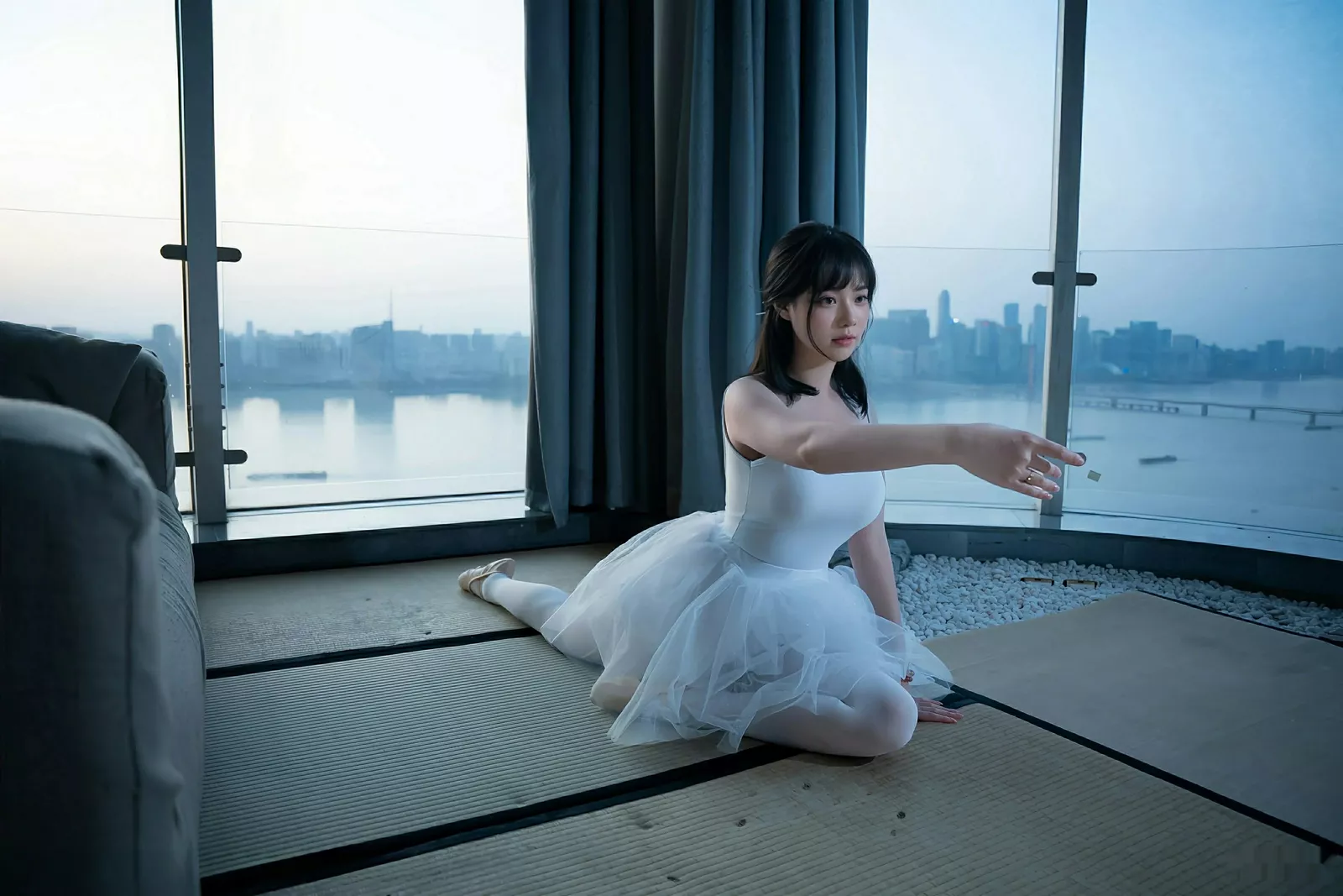 [[XiuRen秀人网]秀人网]No.10575_模特软情性感白色芭蕾短裙配白色丝袜秀曼妙身姿完美诱惑写真78P