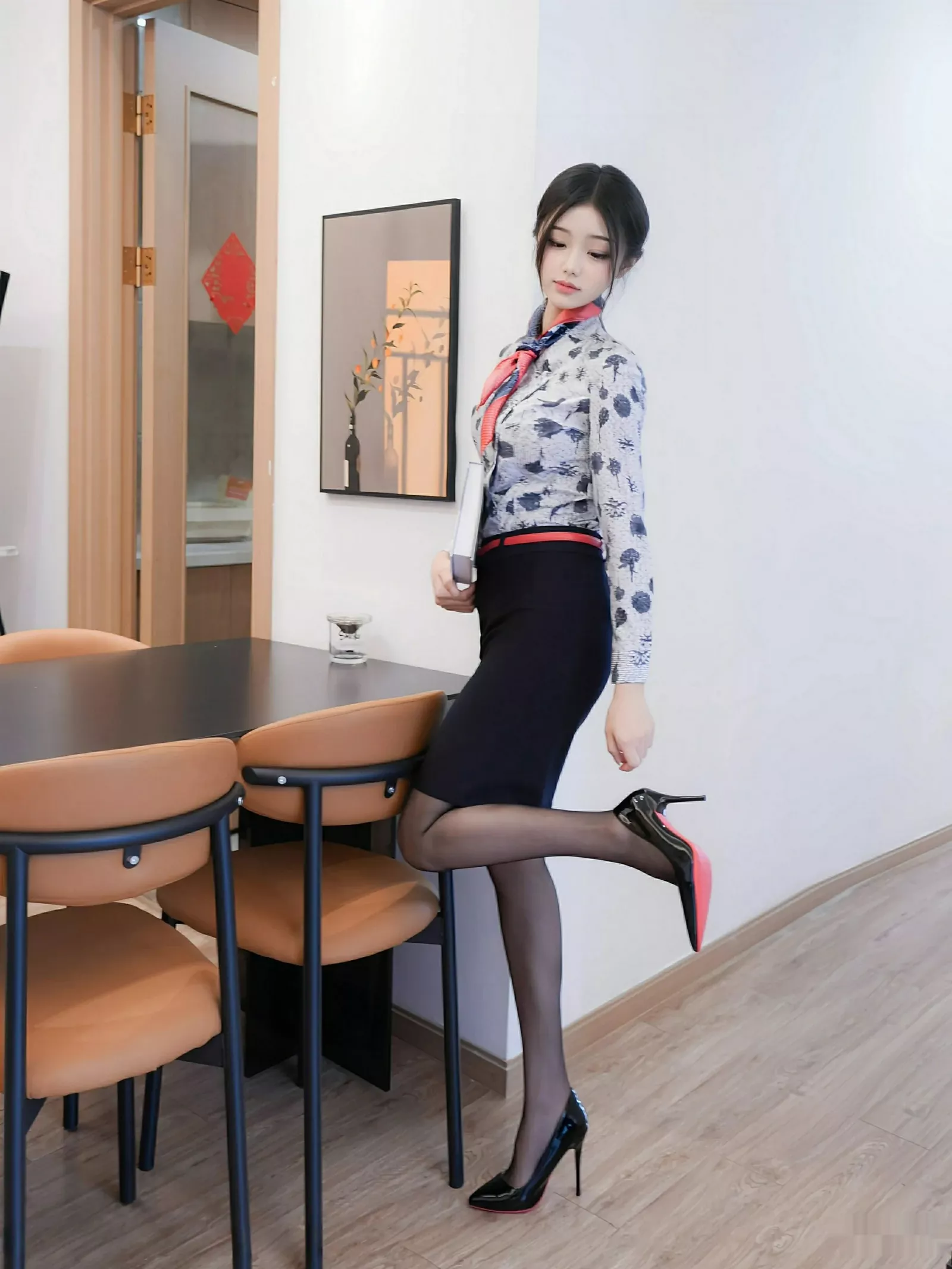 [[XiuRen秀人网]秀人网]No.10579_模特琉璃ww性感空姐制服配超薄无内黑丝秀凹凸身材撩人诱惑写真79P