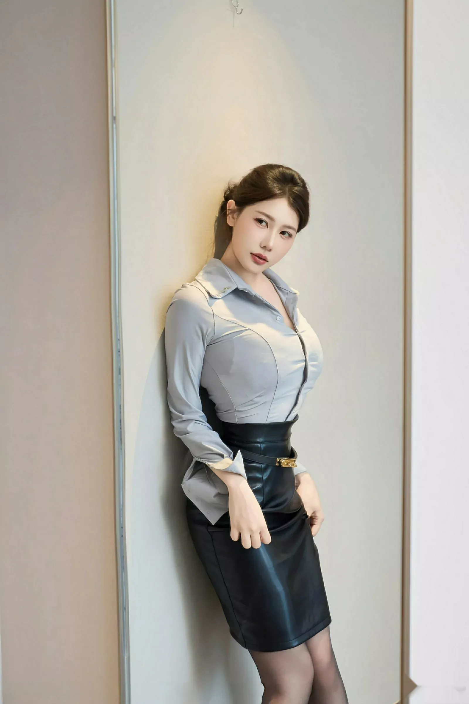 [[XiuRen秀人网]秀人网]No.10604_模特尹甜甜性感衬衫配黑皮短裙露超薄黑丝秀完美身材诱惑写真80P