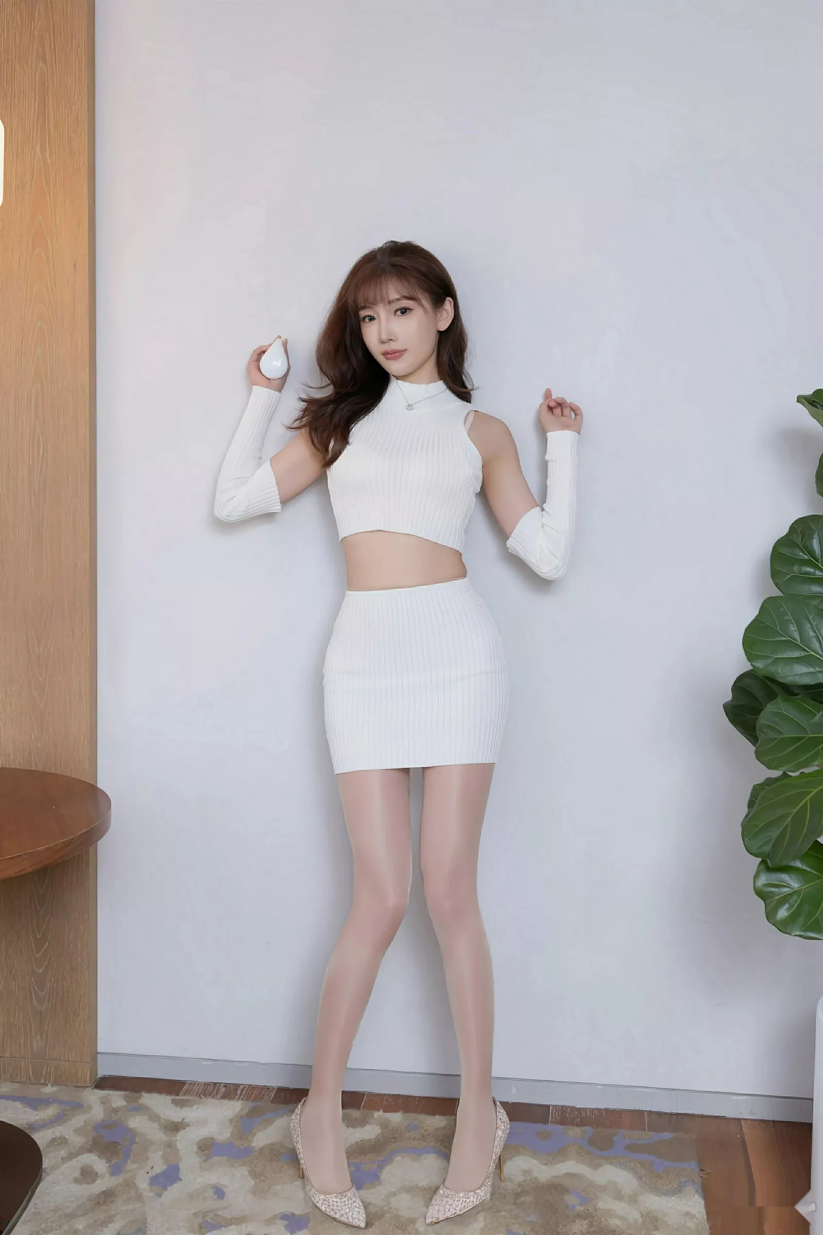 [[XiuRen秀人网]秀人网]No.10608_模特陆萱萱性感白色短裙套装配超薄肉丝秀柔美身姿诱惑写真80P