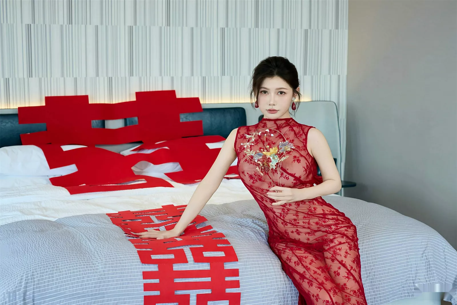 [[XiuRen秀人网]秀人网]No.10578_模特尹甜甜性感红色新娘晨袍配肉色丝袜秀完美身材迷人诱惑写真69P