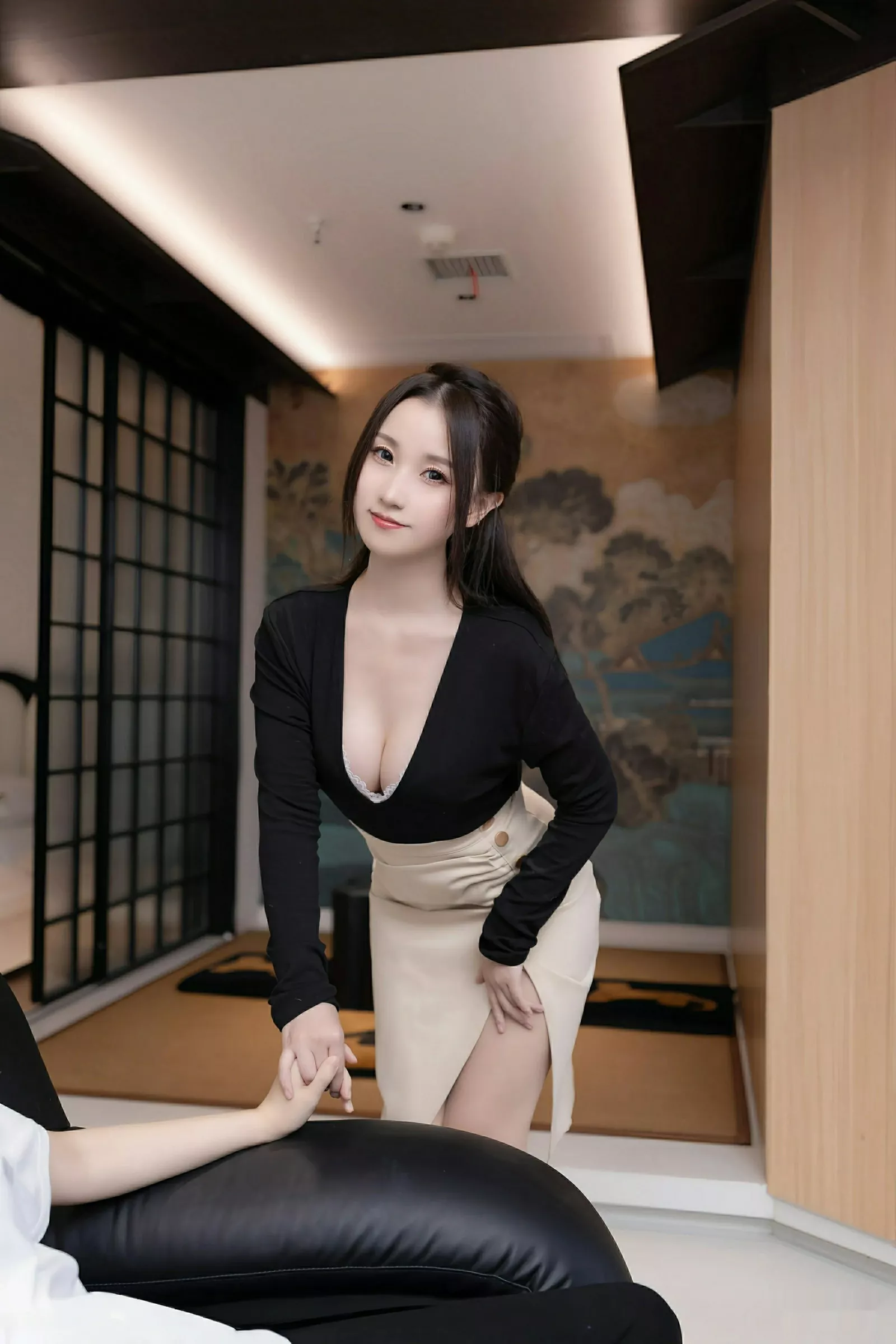 [[XiuRen秀人网]秀人网]No.10576_模特杏子Yada性感黑色OL服饰露白色蕾丝内衣秀曼妙身姿诱惑写真81P